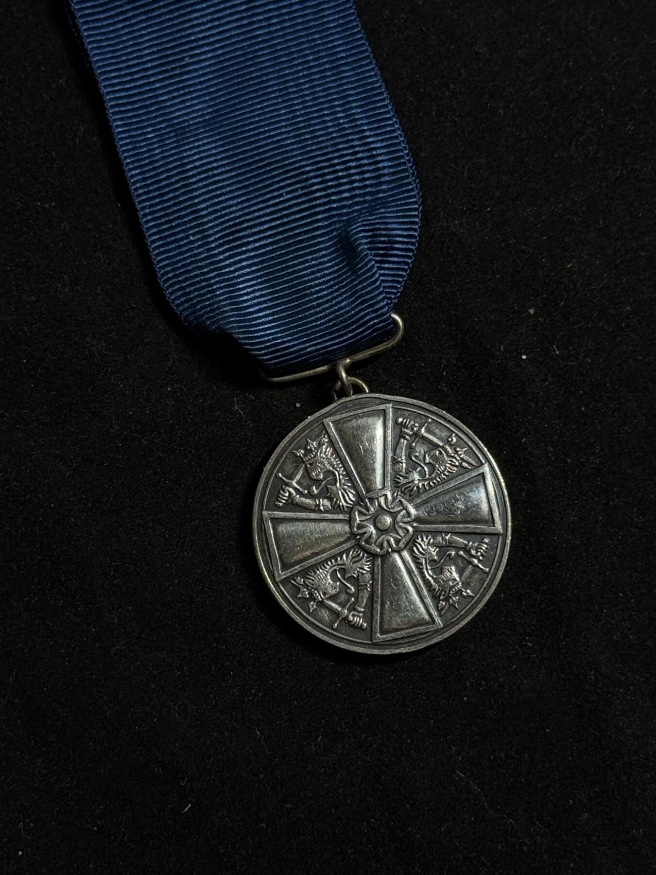 欢庆元旦！戎马世界章牌大赏第109期元旦大拍 芬兰白玫瑰奖章，银制