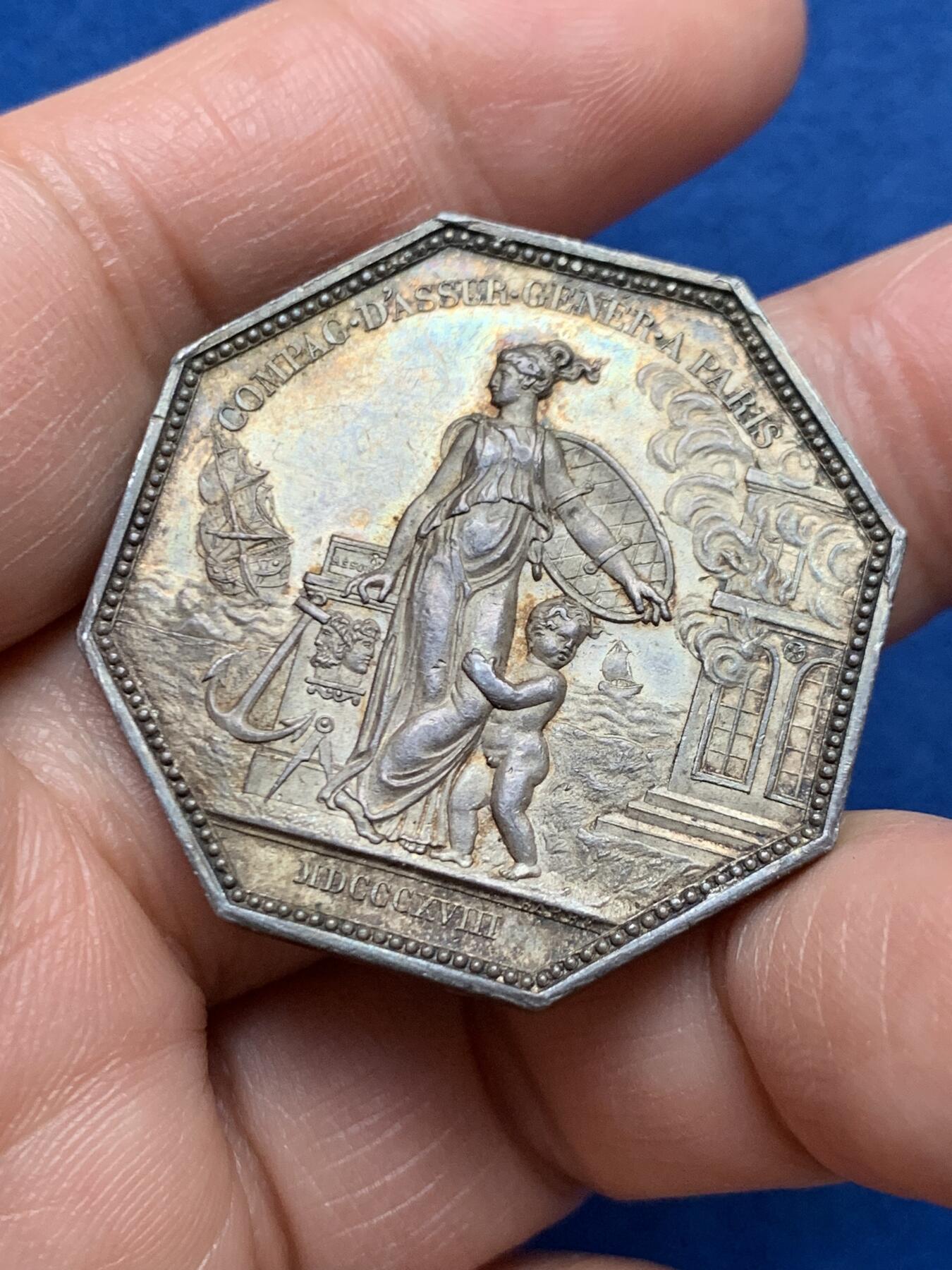 《竞宝斋》第451场 周日，周一，周二  3场连拍 （全场包邮，欢迎送拍） 法国八角银章，路易十八头像综合保险公司，带珠圈早期版本，21.78g，35.6mm，早期无边铭