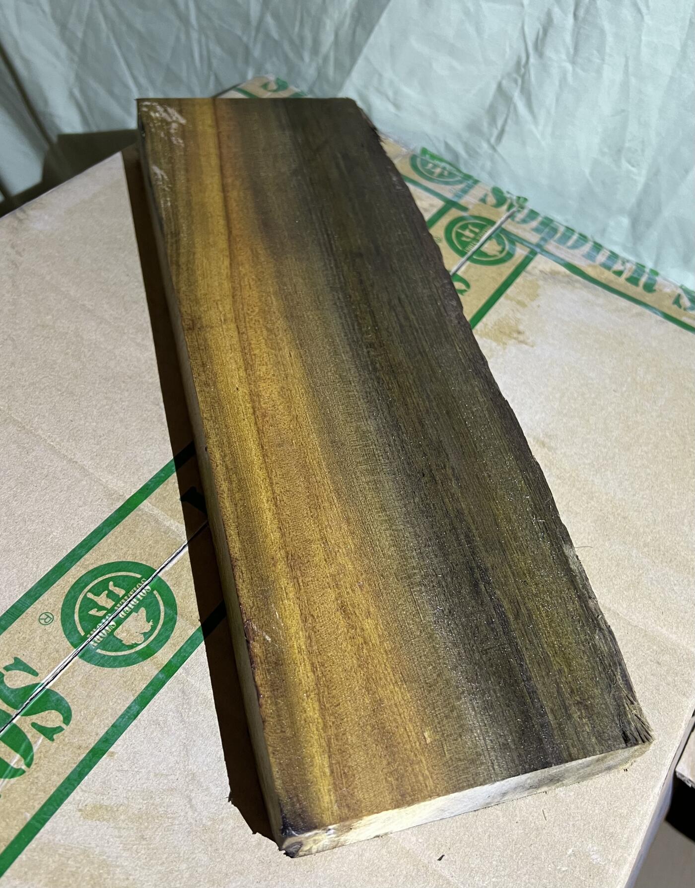 零元拍：1222-3 金丝楠 牌子料   满金丝 果香满满 尺寸：36.4/12.8/厚3.3CM。