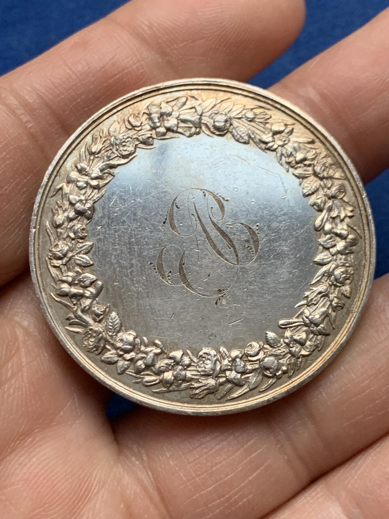 《竞宝斋》第451场 周日，周一，周二  3场连拍 （全场包邮，欢迎送拍） 法国婚姻爱情信物银章，31.42g，41.2mm，油灯边铭