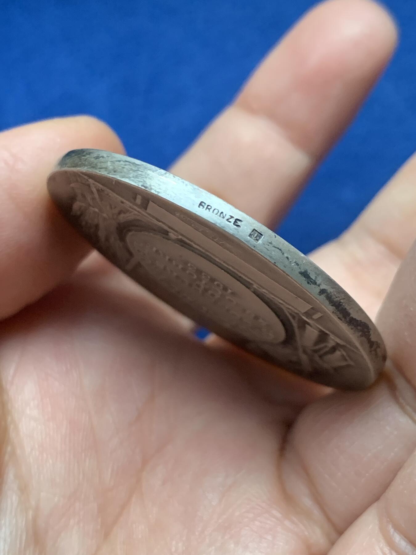 《竞宝斋》第451场 周日，周一，周二  3场连拍 （全场包邮，欢迎送拍） 1933年法国农业联盟镀银大铜章，双面浮雕，品相佳，直径：44.2mm，重：36.85g，正方形铜标边铭。