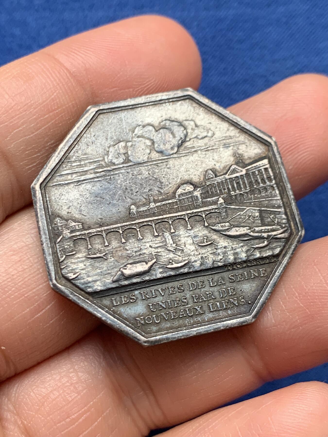 《竞宝斋》第451场 周日，周一，周二  3场连拍 （全场包邮，欢迎送拍） 法国八角银质代币，塞纳河三座铁桥公司，巴黎塞纳河外景，19.46g，35.1mm，1832年之前无边铭