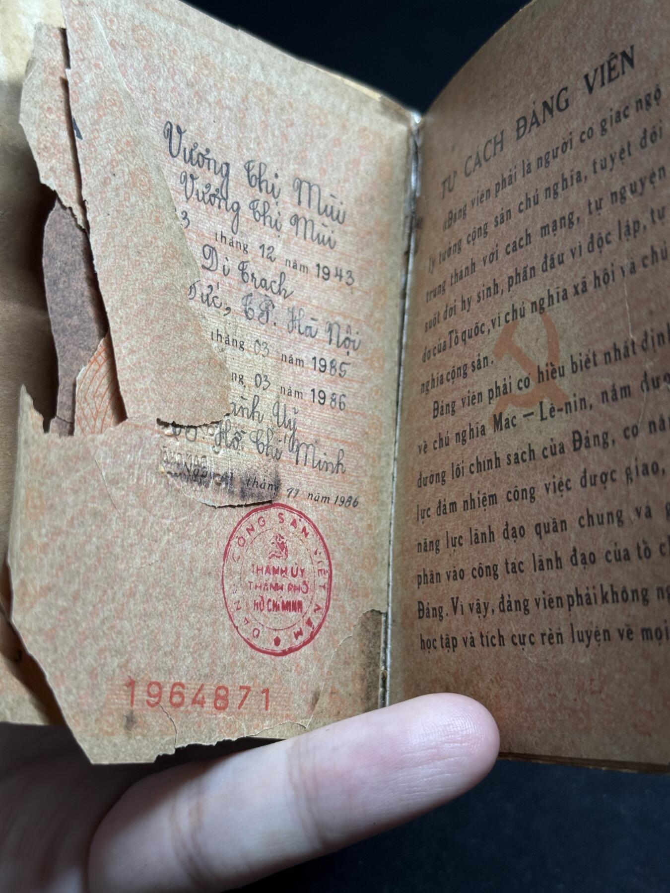 欢庆元旦！戎马世界章牌大赏第109期元旦大拍 越南证件，纸张有极端严重的破损与风化