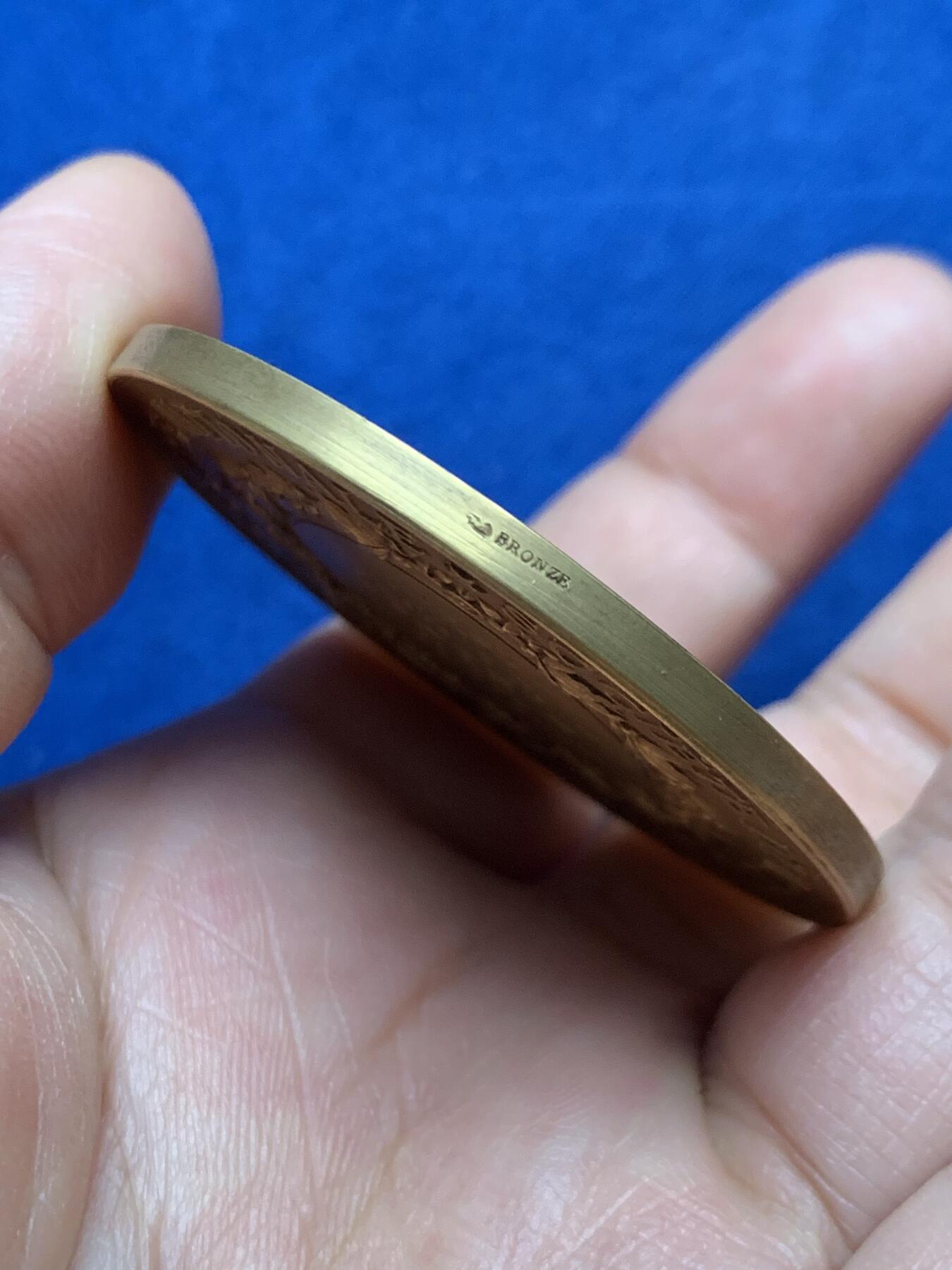 《竞宝斋》第451场 周日，周一，周二  3场连拍 （全场包邮，欢迎送拍） 法国国家工业鼓励协会镀金大铜章，53.7g，50.6mm,丰饶角铜标，品相很不错。