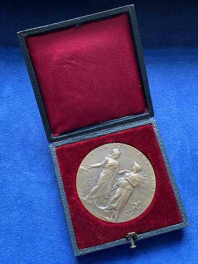 《竞宝斋》第451场 周日，周一，周二  3场连拍 （全场包邮，欢迎送拍） - 1905年法国农业丰收女神原盒铜奖章，59.5克，50mm,丰饶角边铭，品相很好，烫金皮盒正常扣合。