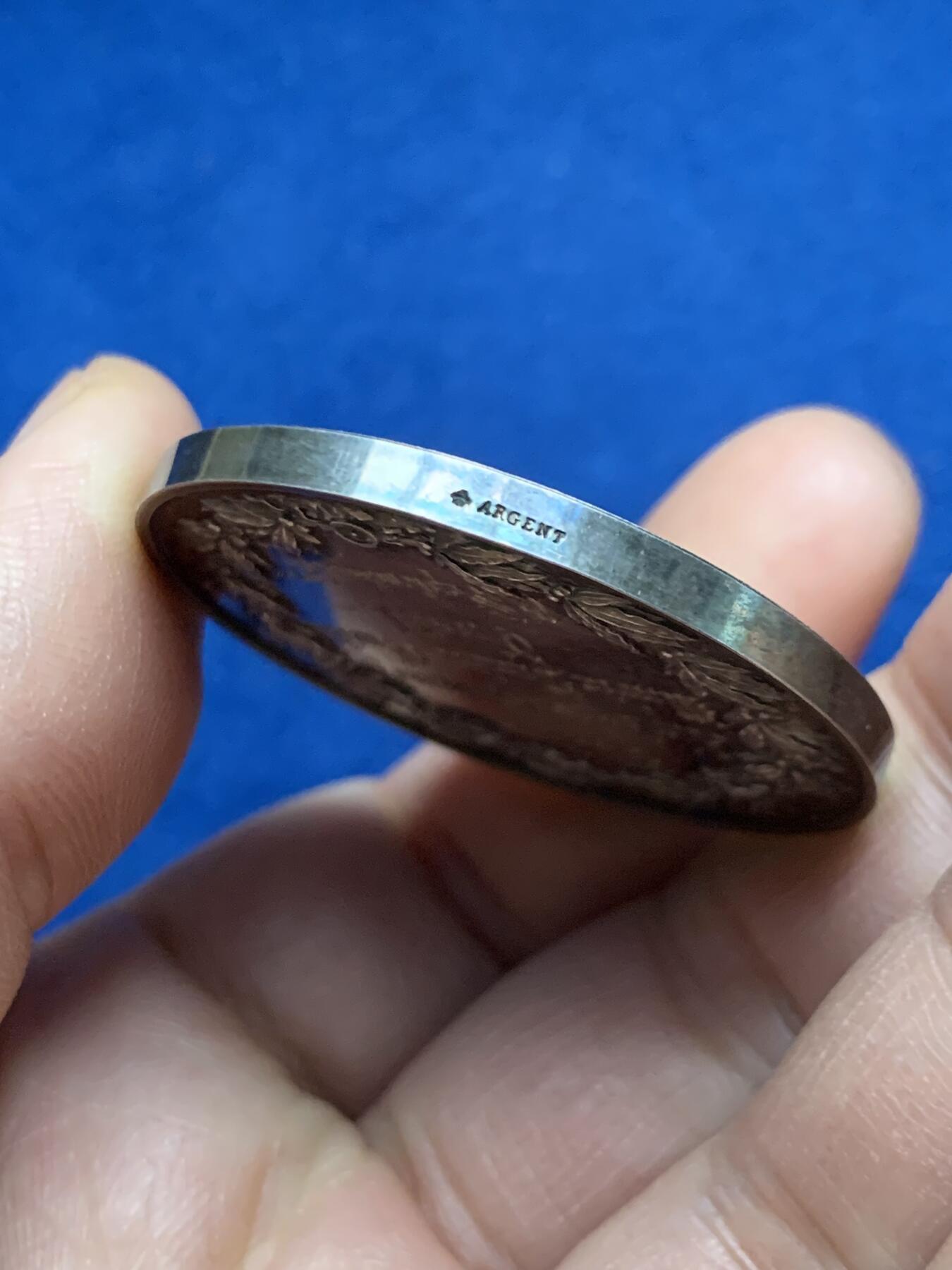 《竞宝斋》第451场 周日，周一，周二  3场连拍 （全场包邮，欢迎送拍） 法国婚姻与爱情纪念银章，刻花字母“CH”，泰里斯旧藏，《结婚币章目录》书中原物，目录编号632，38.45g，40.9mm，蜜蜂边铭