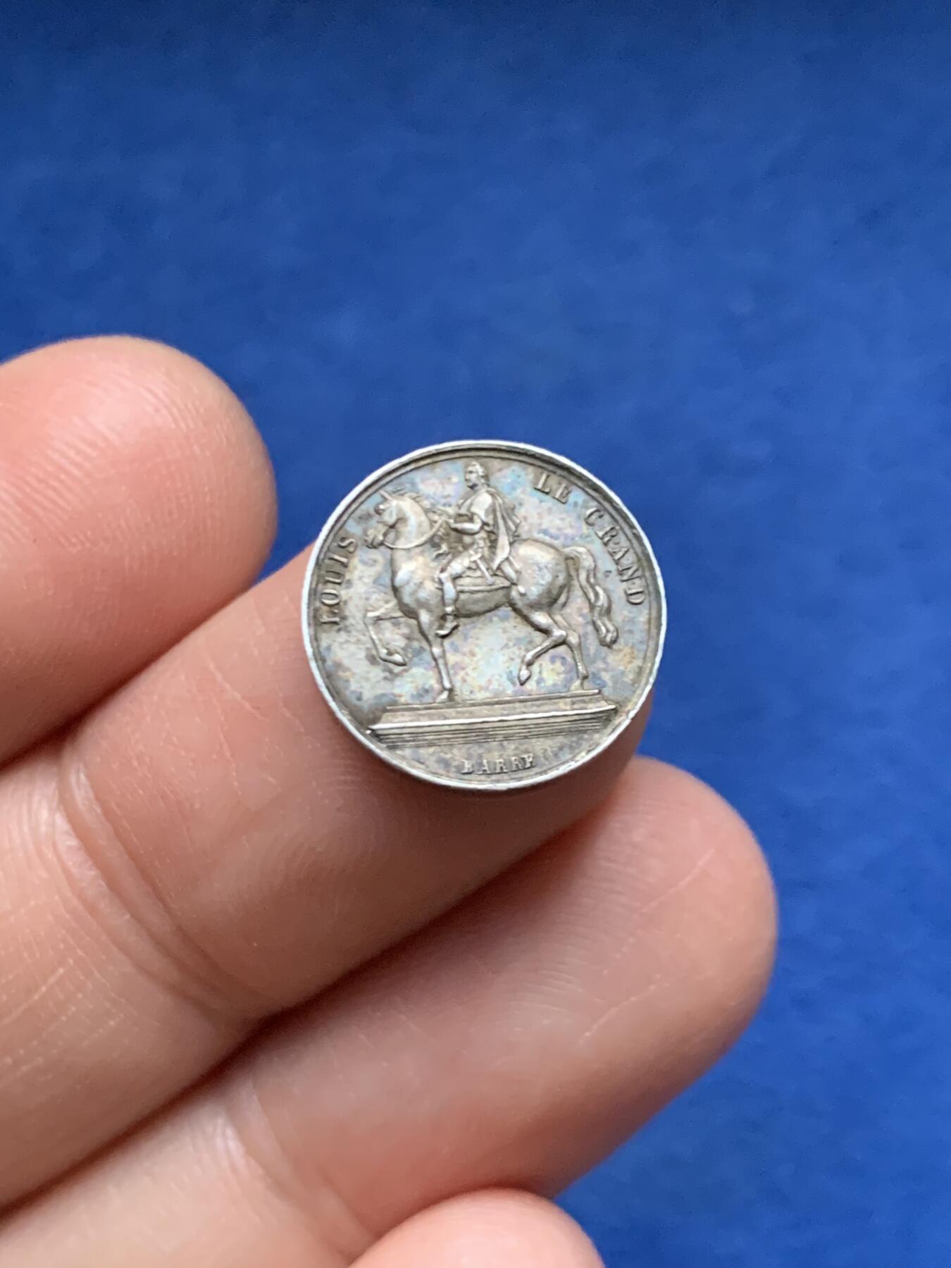 《竞宝斋》第451场 周日，周一，周二  3场连拍 （全场包邮，欢迎送拍） 法国Barre 里昂地区路易十三雕像迷你银质代币，2g，15mm，早期无边铭