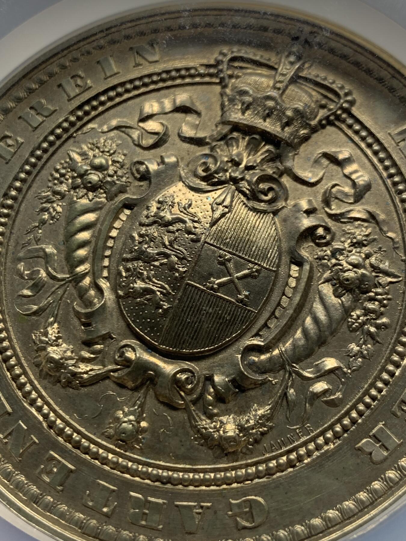 《竞宝斋》第451场 周日，周一，周二  3场连拍 （全场包邮，欢迎送拍） NGC MS63 奥地利克拉根福博览会镀银铜章，盒子加大加厚