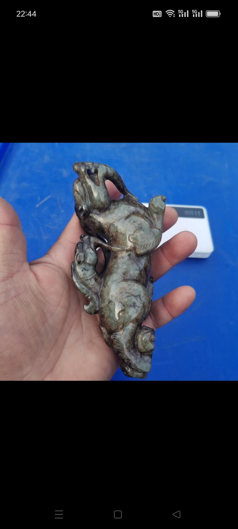 和田玉瑞兽摆件，老玉材质，雕工细致，造型生动，整体保存不错，有自然沁色和包浆，适合收藏或家居摆放。