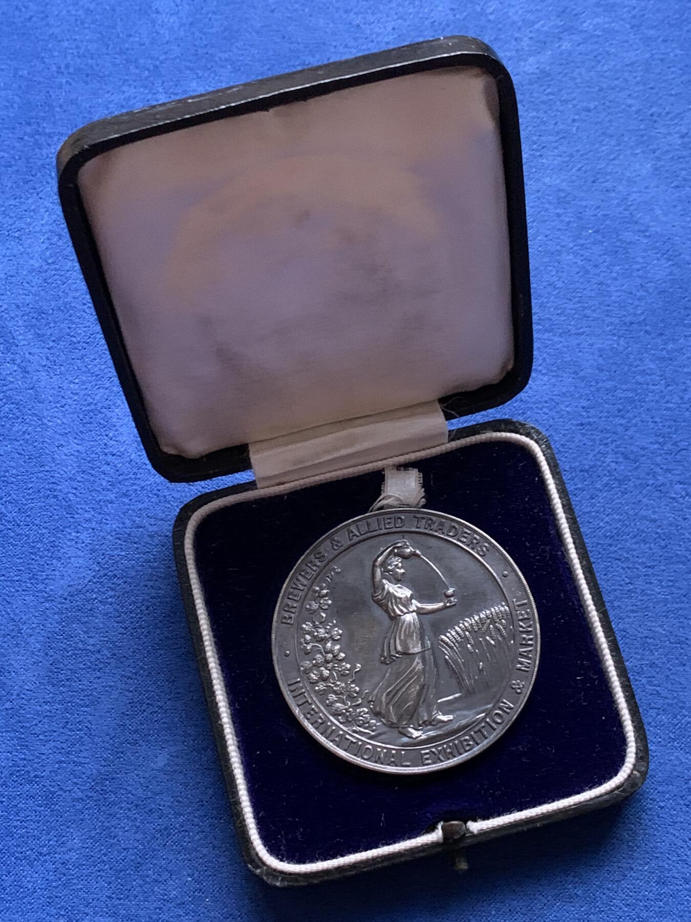 《竞宝斋》第451场 周日，周一，周二  3场连拍 （全场包邮，欢迎送拍） 英国伍斯特郡1927年酿酒师同盟贸易会国际展销大银章，颁发给啤酒酿造比赛的第一名，通体五彩包浆有走狮银标；带原盒，46.2克，44.5mm。