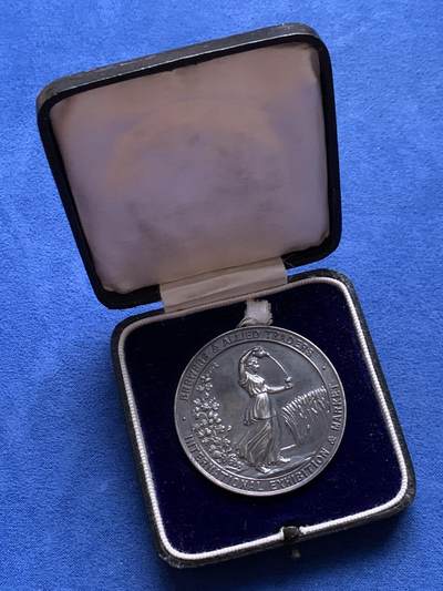 《竞宝斋》第451场 周日，周一，周二  3场连拍 （全场包邮，欢迎送拍） - 英国伍斯特郡1927年酿酒师同盟贸易会国际展销大银章，颁发给啤酒酿造比赛的第一名，通体五彩包浆有走狮银标；带原盒，46.2克，44.5mm。