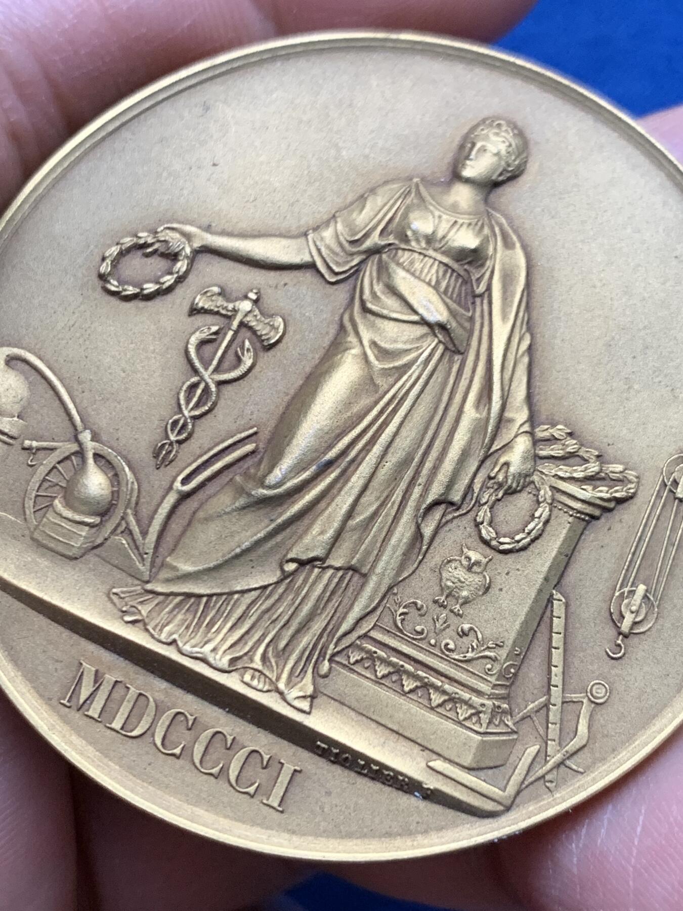 《竞宝斋》第451场 周日，周一，周二  3场连拍 （全场包邮，欢迎送拍） 法国国家工业鼓励协会镀金大铜章，53.7g，50.6mm,丰饶角铜标，品相很不错。