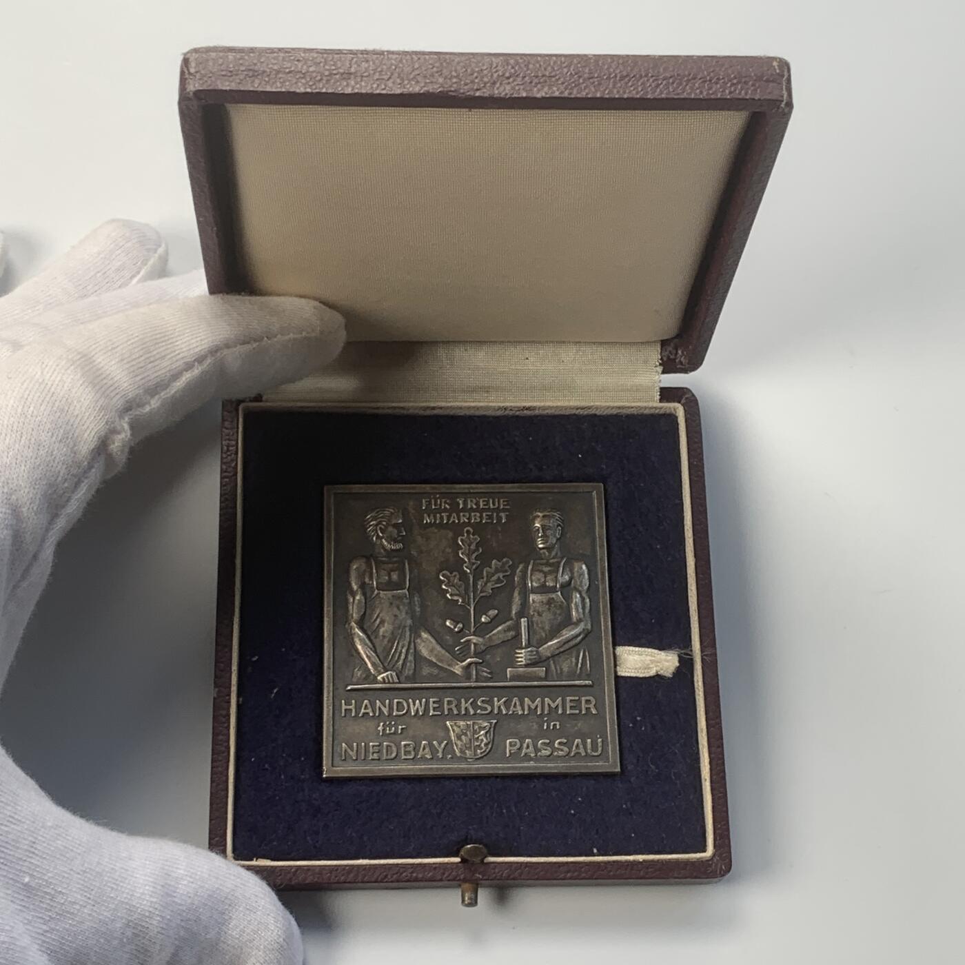 掌中浮雕-藏着的欧洲第047场 19世纪德国下巴伐利亚州手工艺品商会纪念矩形镀银大铜章， 51*54mm，55g， 原盒
