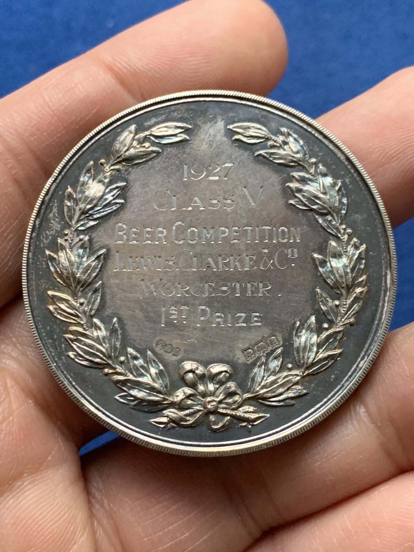 《竞宝斋》第451场 周日，周一，周二  3场连拍 （全场包邮，欢迎送拍） 英国伍斯特郡1927年酿酒师同盟贸易会国际展销大银章，颁发给啤酒酿造比赛的第一名，通体五彩包浆有走狮银标；带原盒，46.2克，44.5mm。