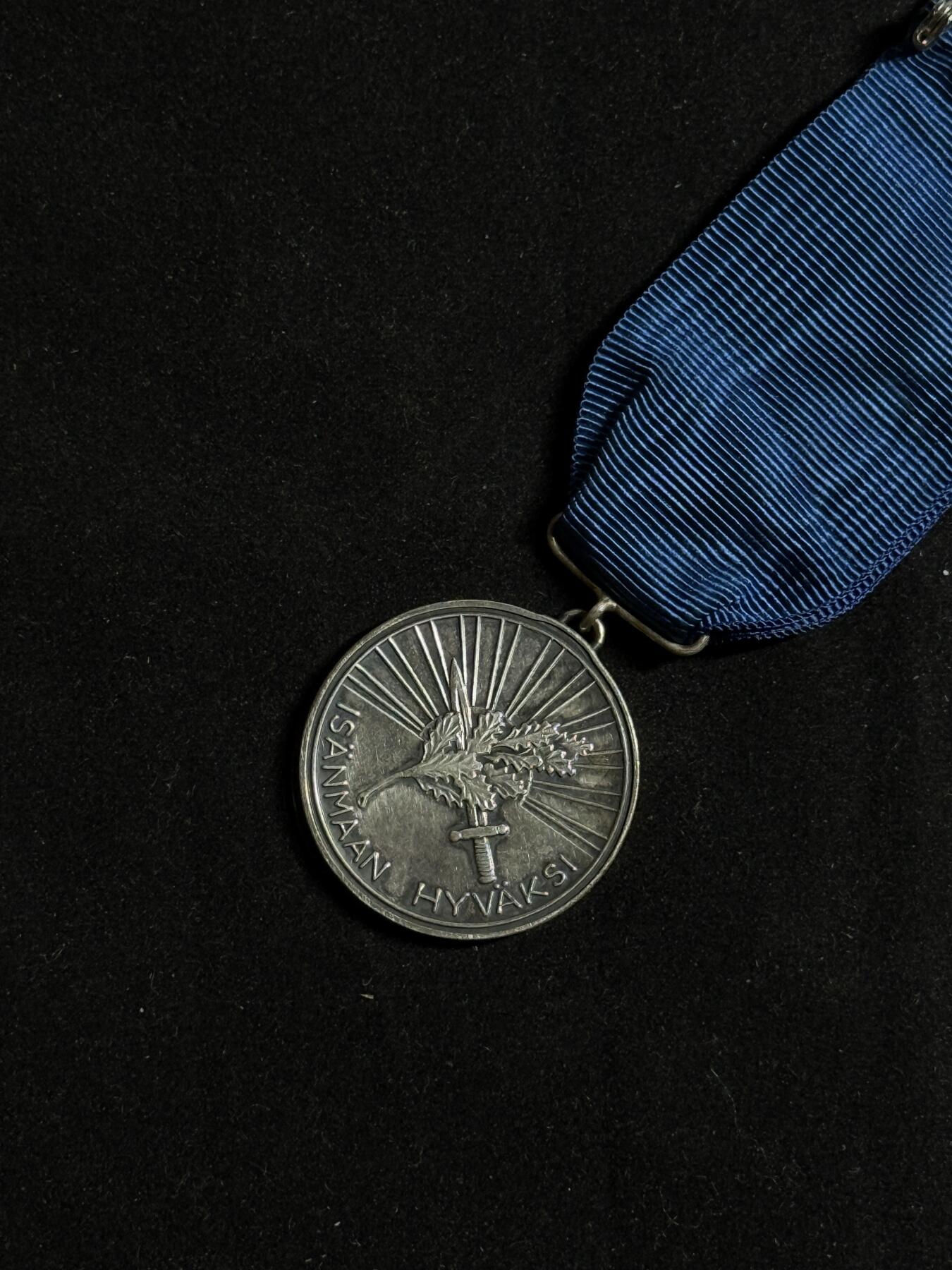 欢庆元旦！戎马世界章牌大赏第109期元旦大拍 芬兰白玫瑰奖章，银制