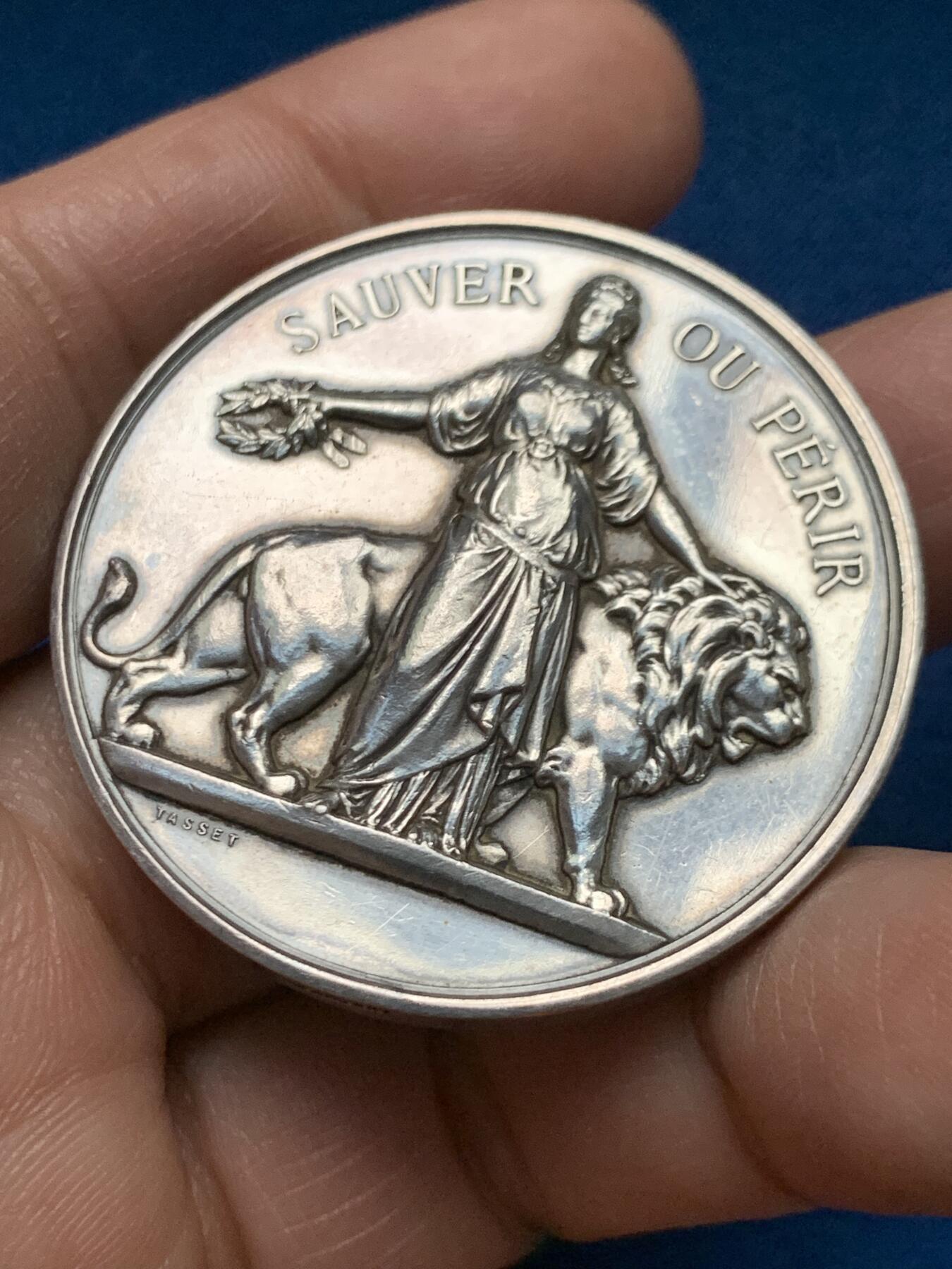 《竞宝斋》第451场 周日，周一，周二  3场连拍 （全场包邮，欢迎送拍） 1882年法国Sanvetage救援协会大银章，正面女神与狮子，超高浮雕。稀有款，直径：42.3mm，重：35.3g，丰饶角边铭