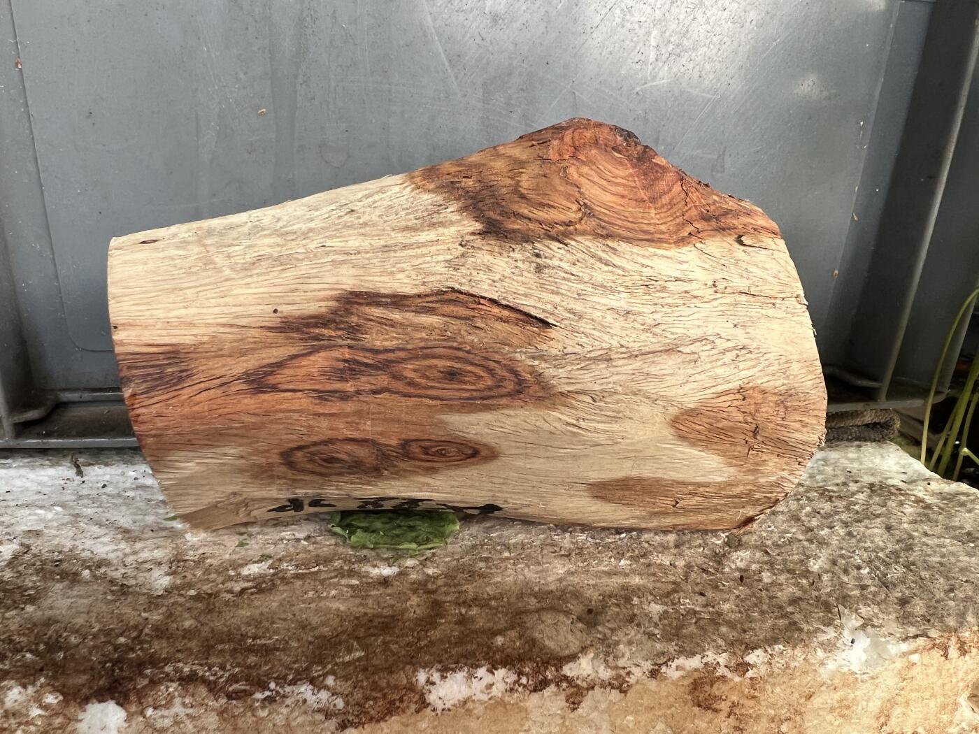 零元拍：  1688/6 海南黄花梨原料。因为料子不规则，尺寸为大约尺寸：113/54/60/52/48MM