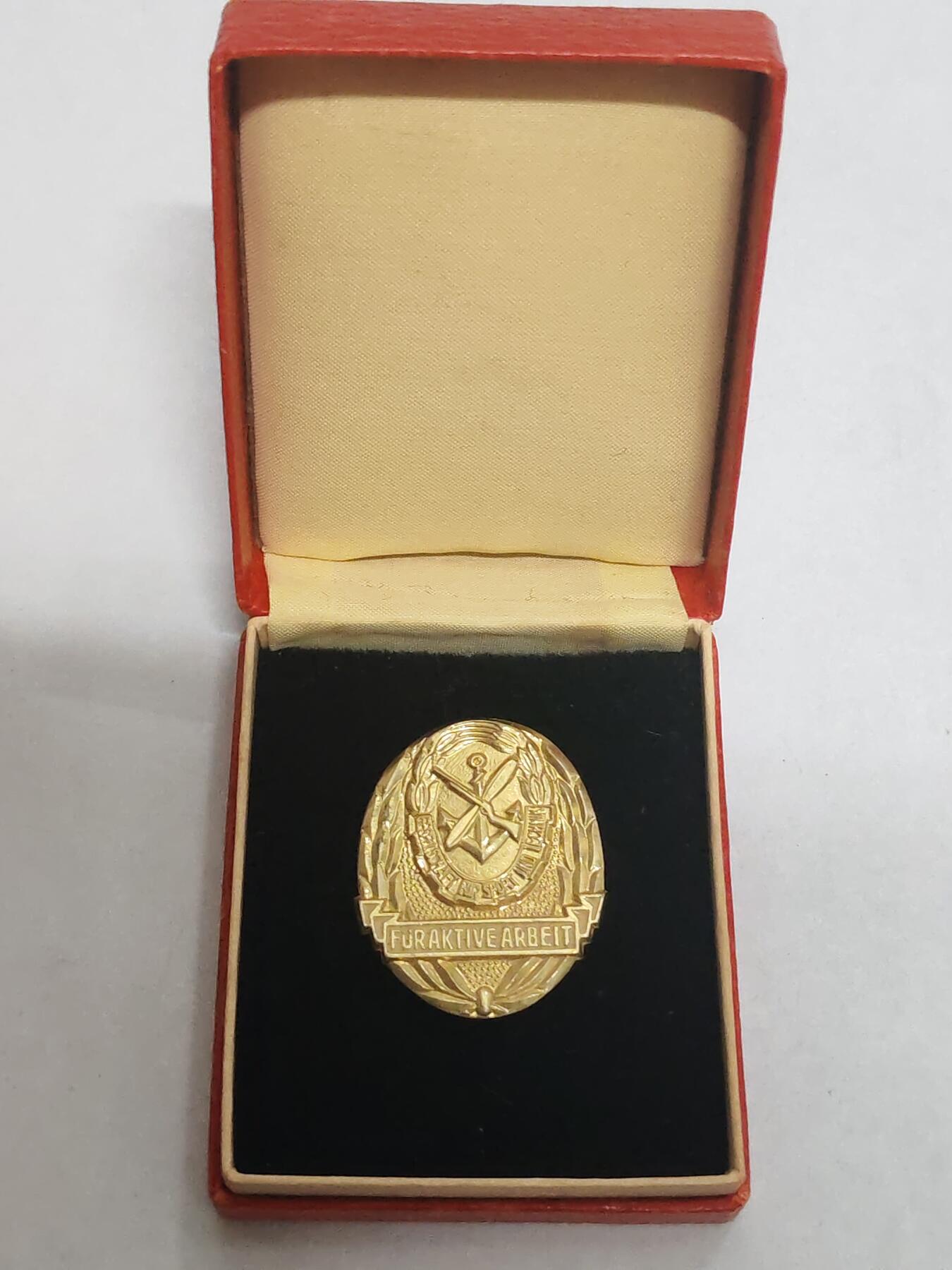 韵星假日拍卖第三十三期 -- Rimey Holidays Auction 33 民主德国体育与技术协会Gst准军事组织证章带原盒 原盒少 铜镀金库存品相