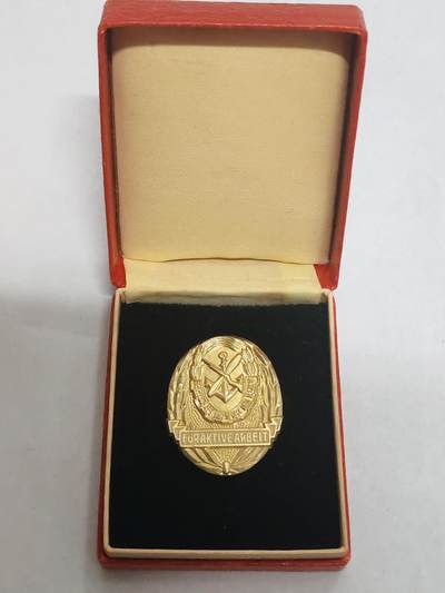 韵星假日拍卖第三十三期 -- Rimey Holidays Auction 33 - 民主德国体育与技术协会Gst准军事组织证章带原盒 原盒少 铜镀金库存品相