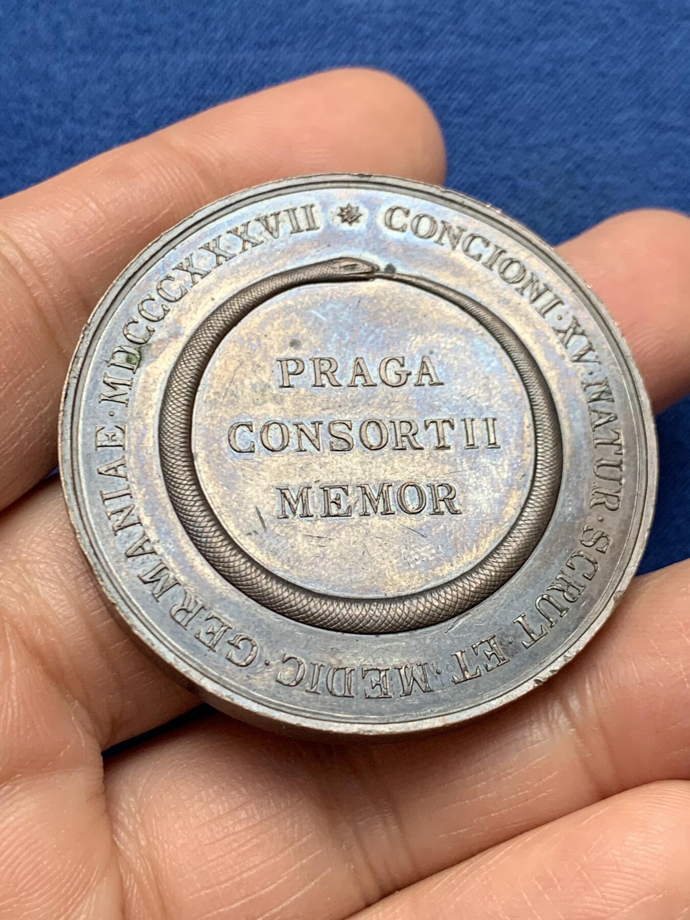 《竞宝斋》第451场 周日，周一，周二  3场连拍 （全场包邮，欢迎送拍） 德国1837年自然科学家和医生在布拉格举行会议纪念铜章，61.42g，45.1mm