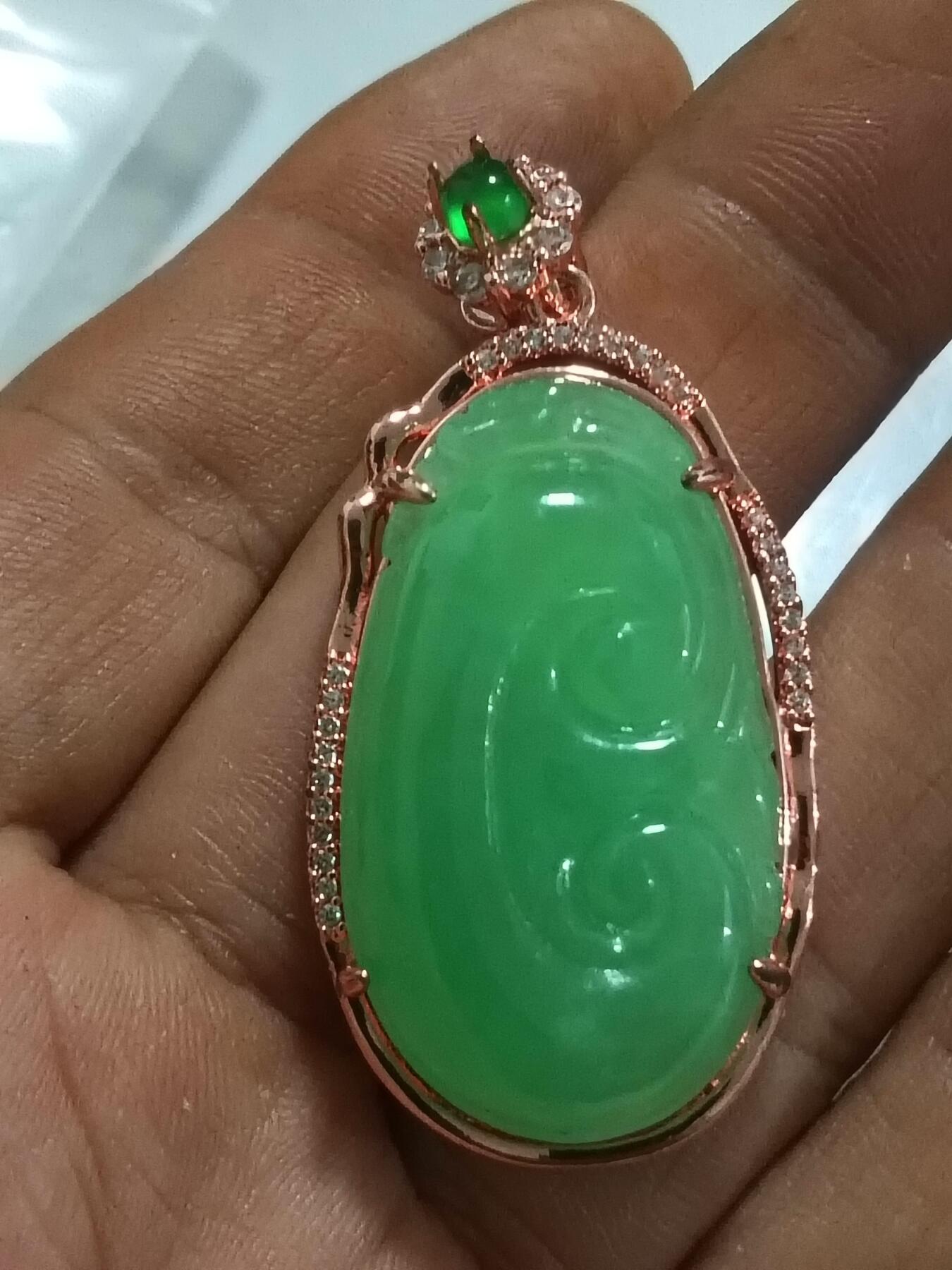 翡翠阳绿色如意镶嵌吊坠