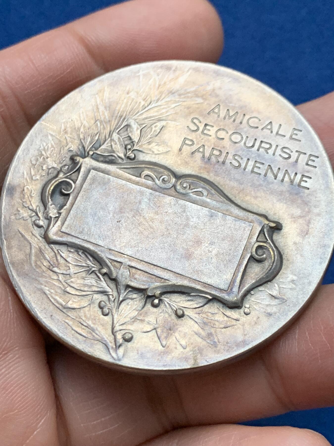 《竞宝斋》第451场 周日，周一，周二  3场连拍 （全场包邮，欢迎送拍） 法国巴黎急救协会协会镀银大铜章，法籍俄裔章牌艺术家A. Rasumny作品，女神底部作者签名，直径：49.5mm，重：55.15g，正方形铜标边铭。