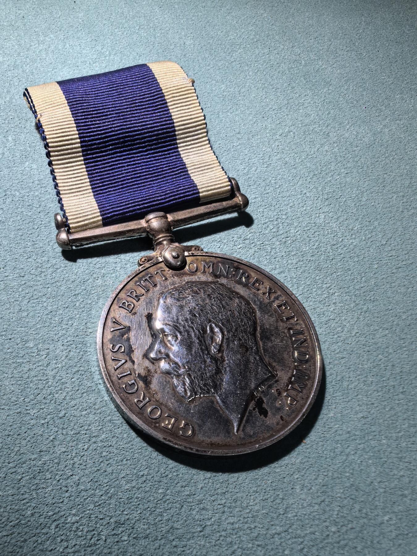 盛世勋华——号角文化勋章邮票专场拍卖第295期 英国海军长期服役和良好表现奖章 乔治五世版 银制 带边铭，授予英国皇家海军护卫舰金链花上的水兵