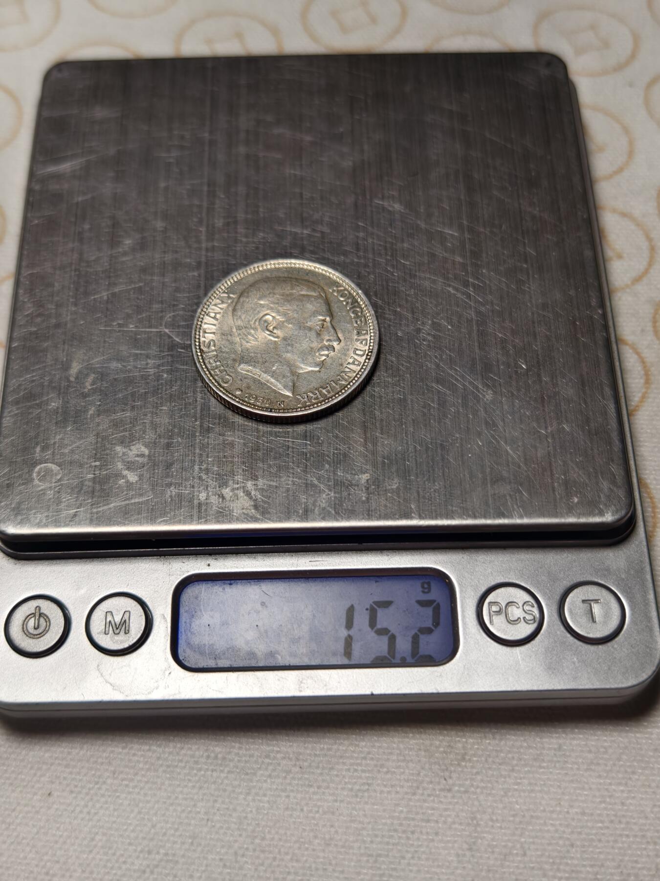 抚柳草堂-第四期章牌钱币（圣诞专场） 奖章勋章限时免佣 满百包邮 放漏专场 1930丹麦克里斯蒂安十世60诞辰2克朗纪念银币  重15克 难得极美品带原光