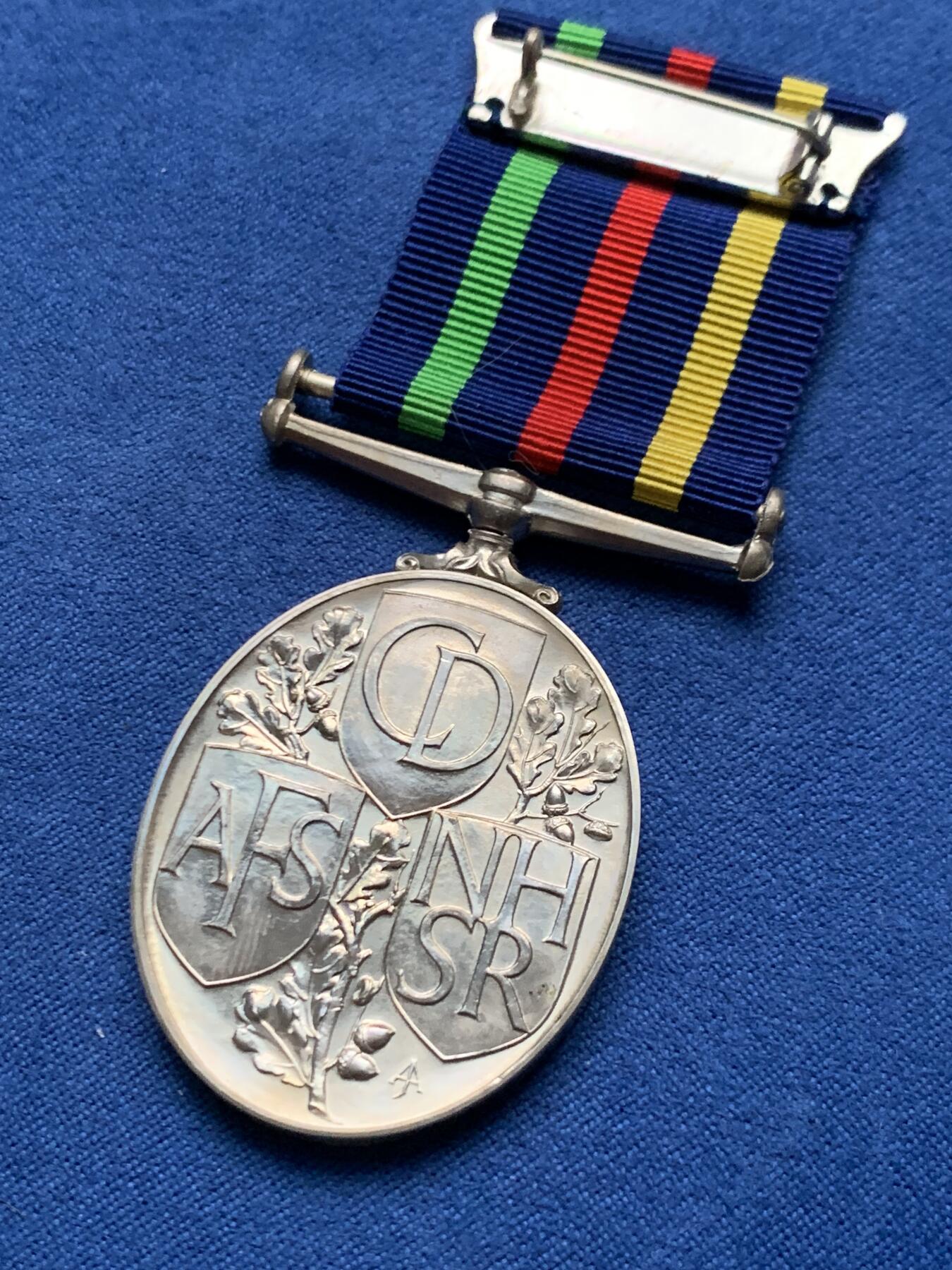 《竞宝斋》第451场 周日，周一，周二  3场连拍 （全场包邮，欢迎送拍） 英国民防长期服务奖章（CDM), 颁发给服役超过15年的人员，铜镍材质椭圆形，直径约37.8*31.8mm，总重约31.9克，带三色蓝丝带和原盒，品相极佳