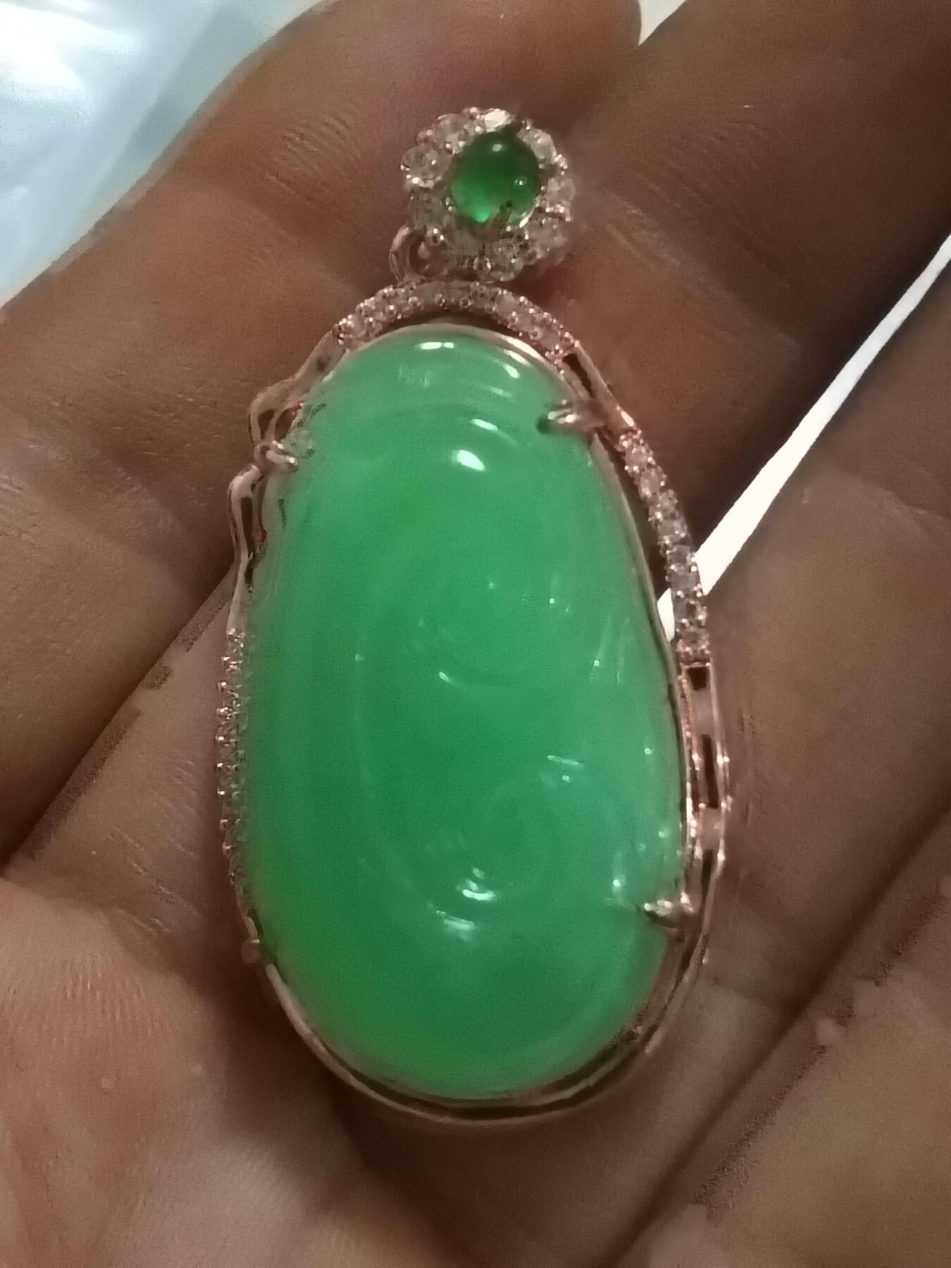 翡翠阳绿色如意镶嵌吊坠