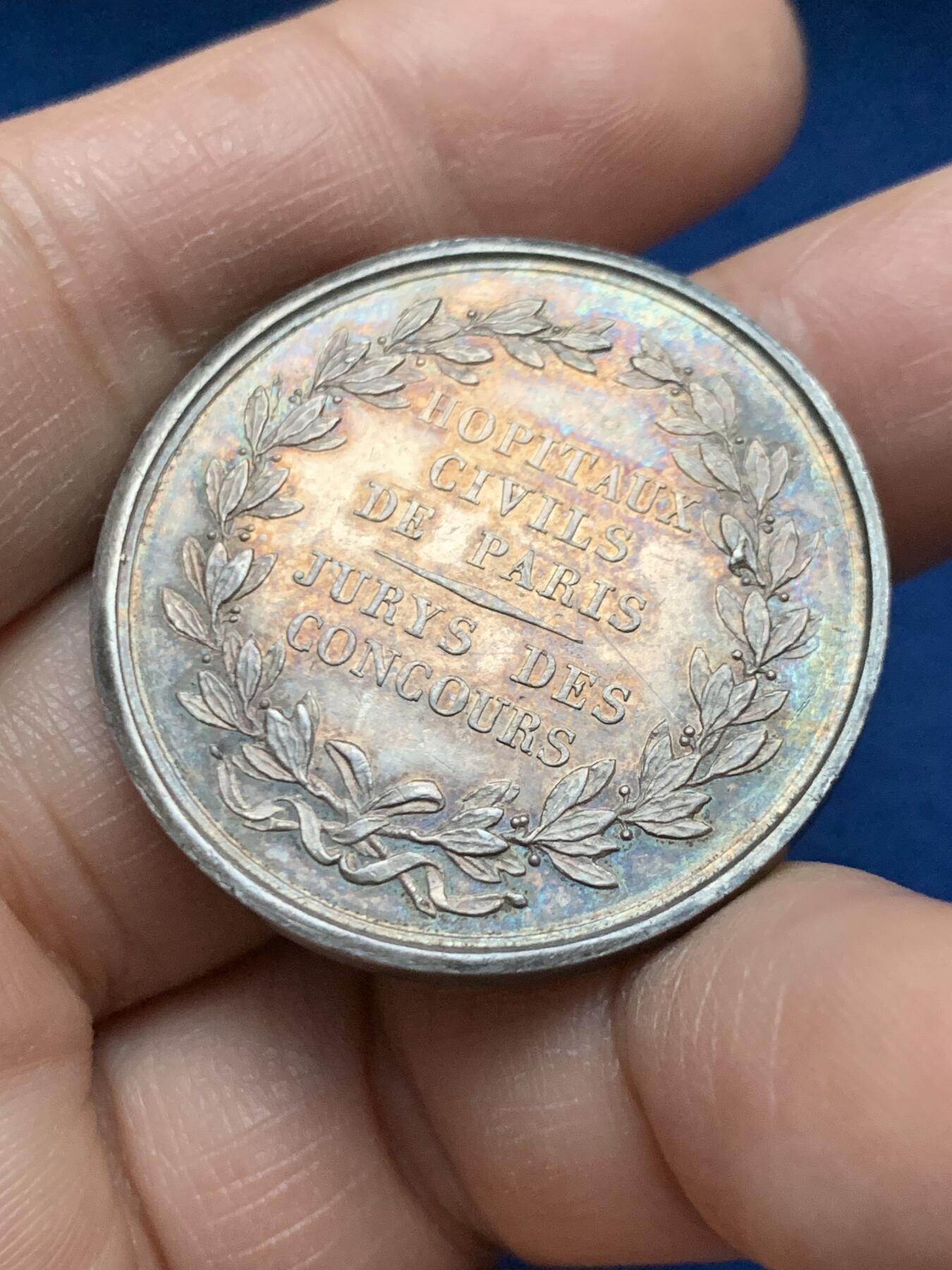 《竞宝斋》第451场 周日，周一，周二  3场连拍 （全场包邮，欢迎送拍） 法国巴黎民用医院银质代币，16.52g，35.2mm，早期无边铭