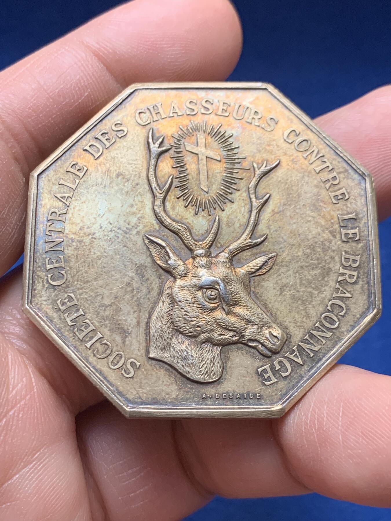 《竞宝斋》第451场 周日，周一，周二  3场连拍 （全场包邮，欢迎送拍） 法国八角镀金银质代币，反盗猎协会，大版，39.5g，45.8mm，丰饶角边铭