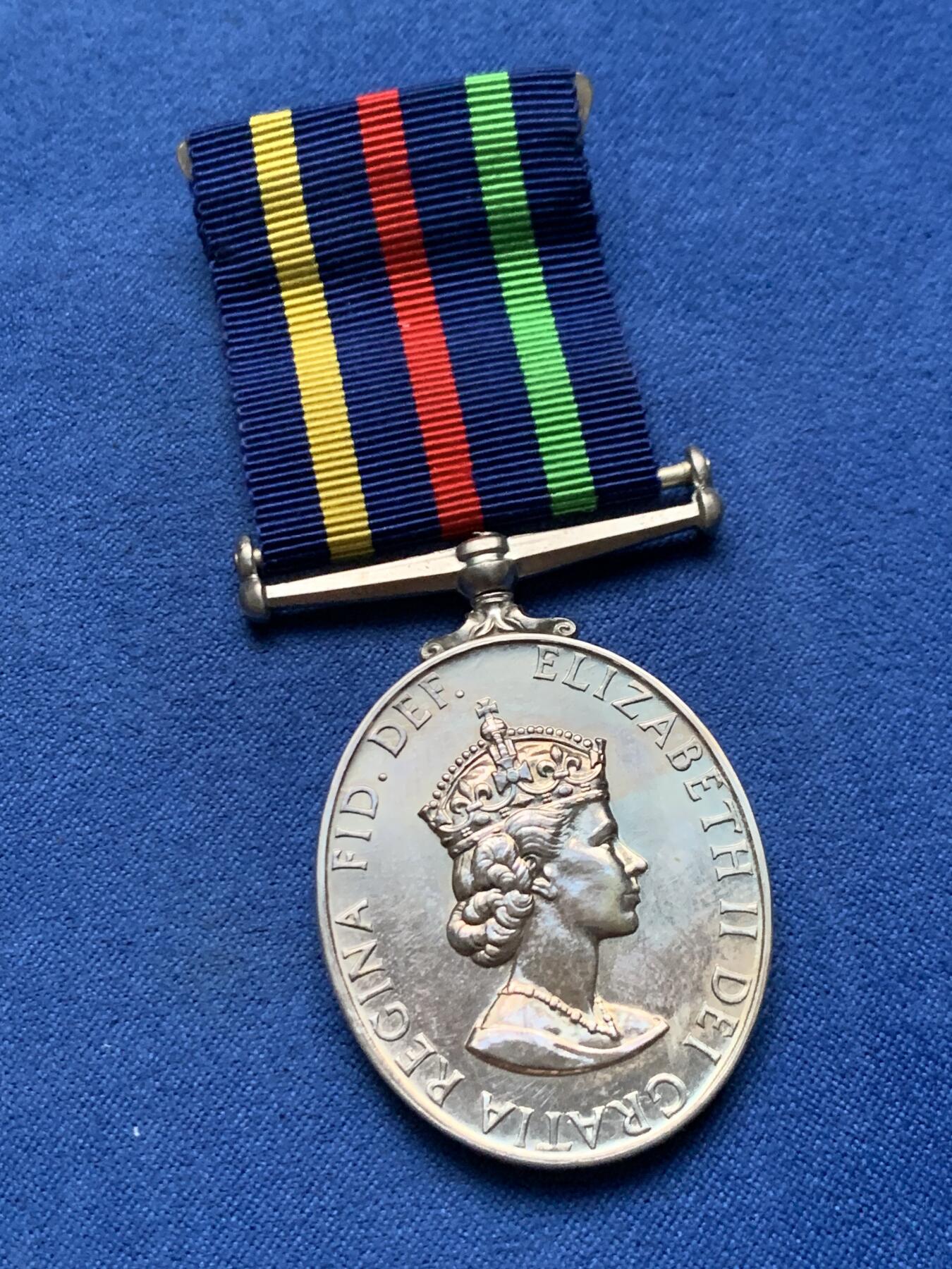 《竞宝斋》第451场 周日，周一，周二  3场连拍 （全场包邮，欢迎送拍） 英国民防长期服务奖章（CDM), 颁发给服役超过15年的人员，铜镍材质椭圆形，直径约37.8*31.8mm，总重约31.9克，带三色蓝丝带和原盒，品相极佳