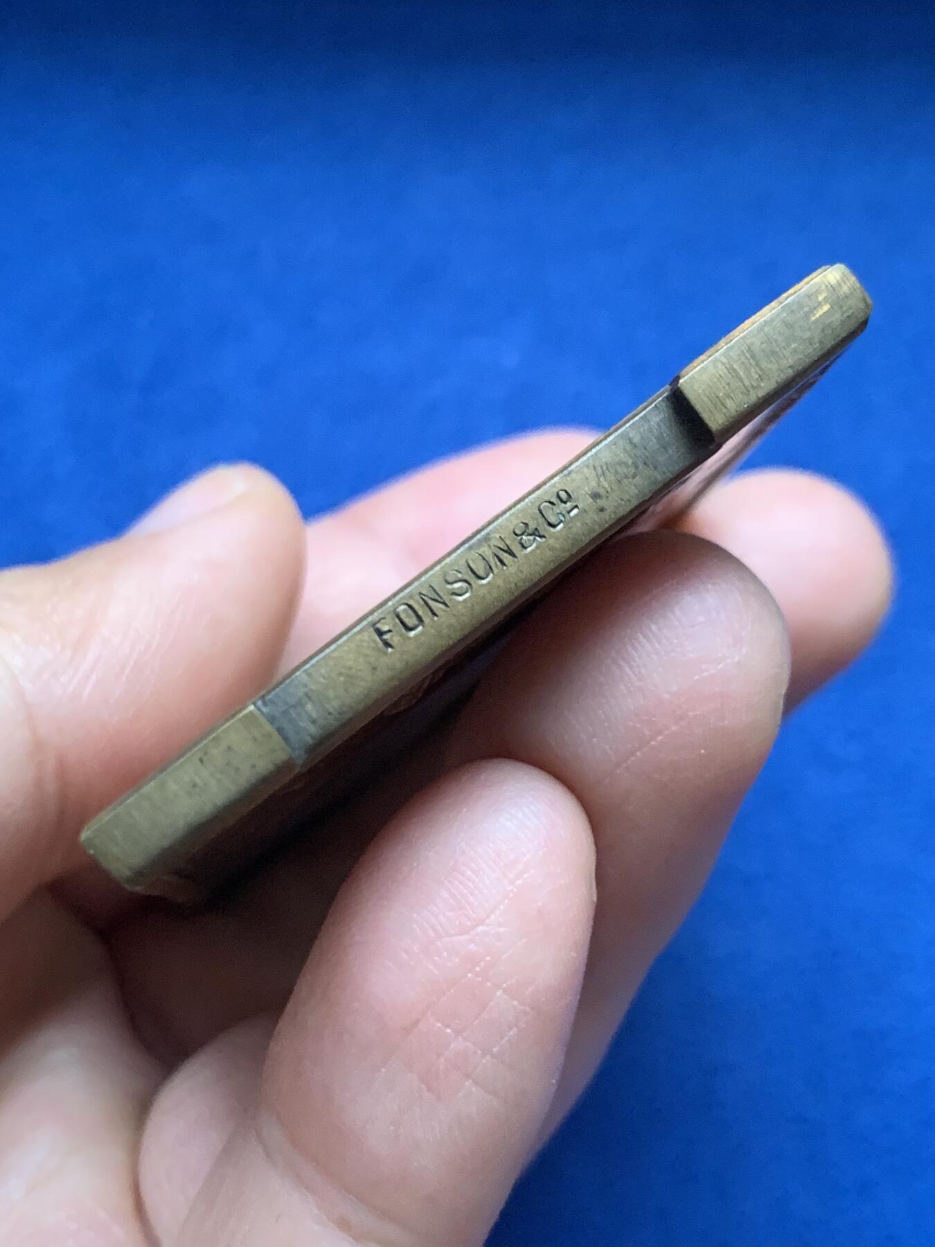 《竞宝斋》第451场 周日，周一，周二  3场连拍 （全场包邮，欢迎送拍） 比利时著名雕刻家：Godefroid Devreese作品-《孤儿之花》艺术奖章，非常漂亮，双面人物雕刻，整体奖章以画框形式展现，极为少见，正面女神展开双臂将儿童拥入怀中，十分暖意。背面一名手提花篮的穿连体短裙的小女儿，手拿花束十分优雅。不可错过。规格：62*46.6mm，重：90.4g