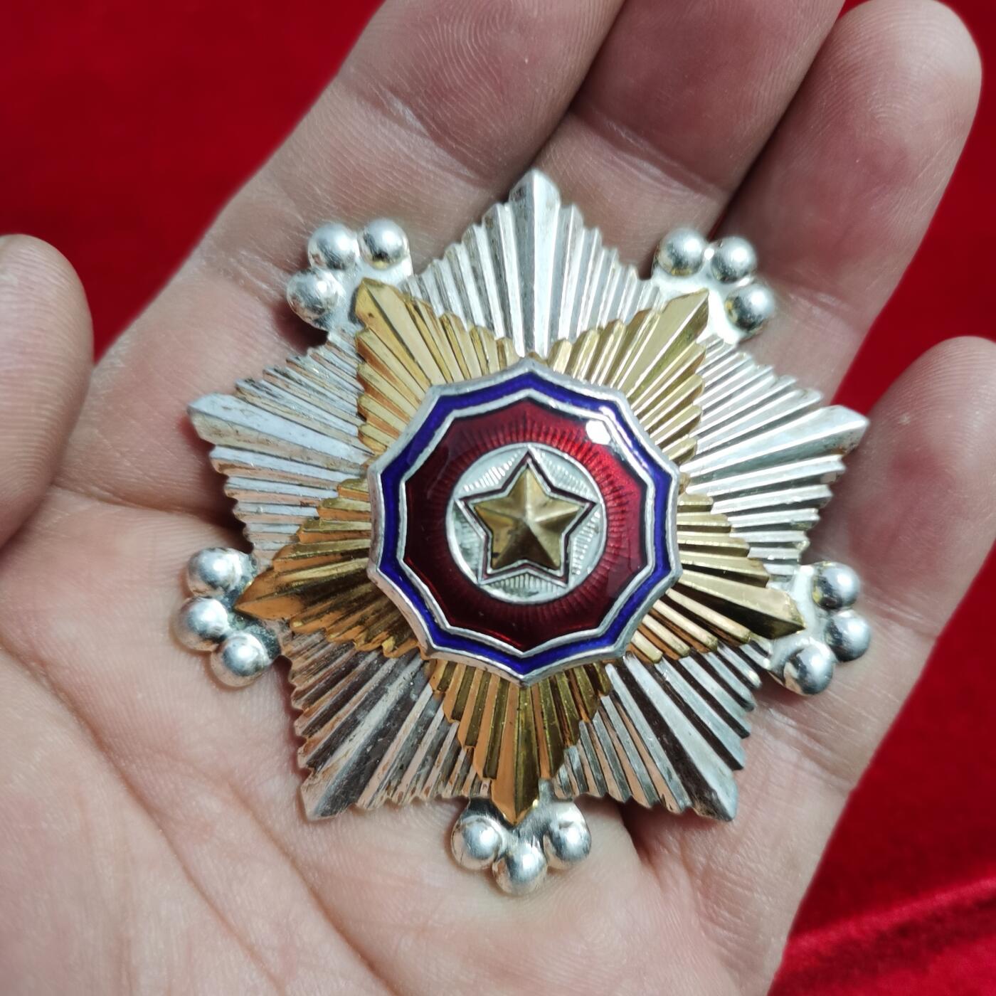 苏联朝鲜奖章收藏   朝鲜国旗二级勋章美品一个