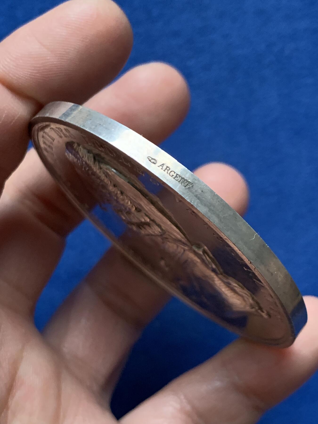 《竞宝斋》第451场 周日，周一，周二  3场连拍 （全场包邮，欢迎送拍） 法国里昂Depaulis 里昂兽医学院银章，创始人克劳德·布尔热拉头像，高浮雕，114.25g，63.2mm，丰饶角边铭