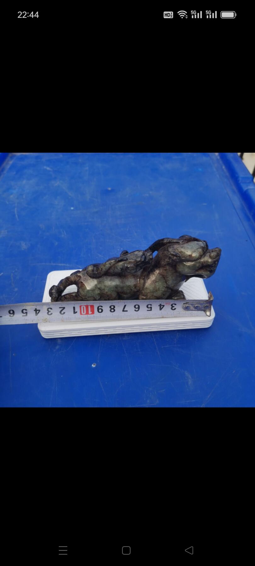 和田玉瑞兽摆件，老玉材质，雕工细致，造型生动，整体保存不错，有自然沁色和包浆，适合收藏或家居摆放。