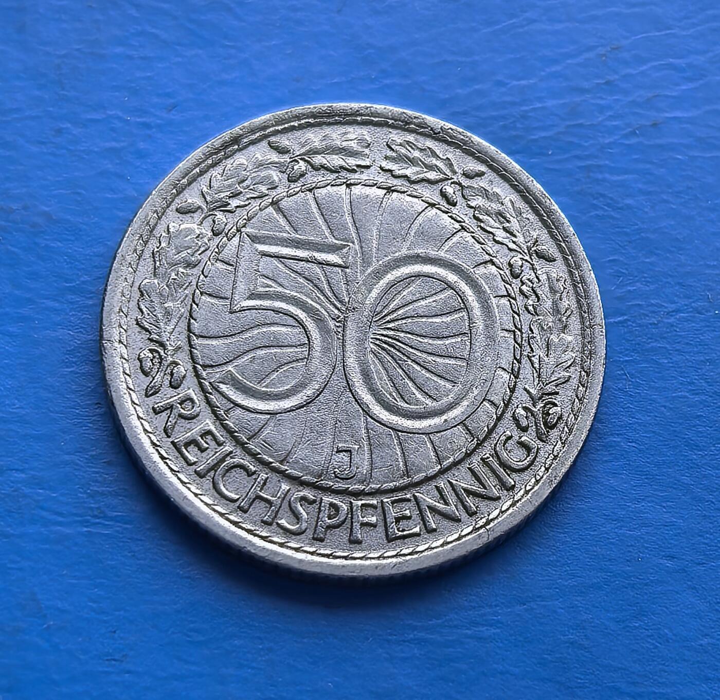 外国优质老铜币高银银币，周六九点倒数截拍，满百包邮，持续收拍 德国魏玛共和国1928 年 50 芬尼J版，正面鹰徽是共和象征，背面橡叶纹呼应时代设计。见证一战后德国货币史，包浆温润，属魏玛时期流通币，承载欧洲近代史脉络，是钱币收藏中触摸共和时代的独特载体 。