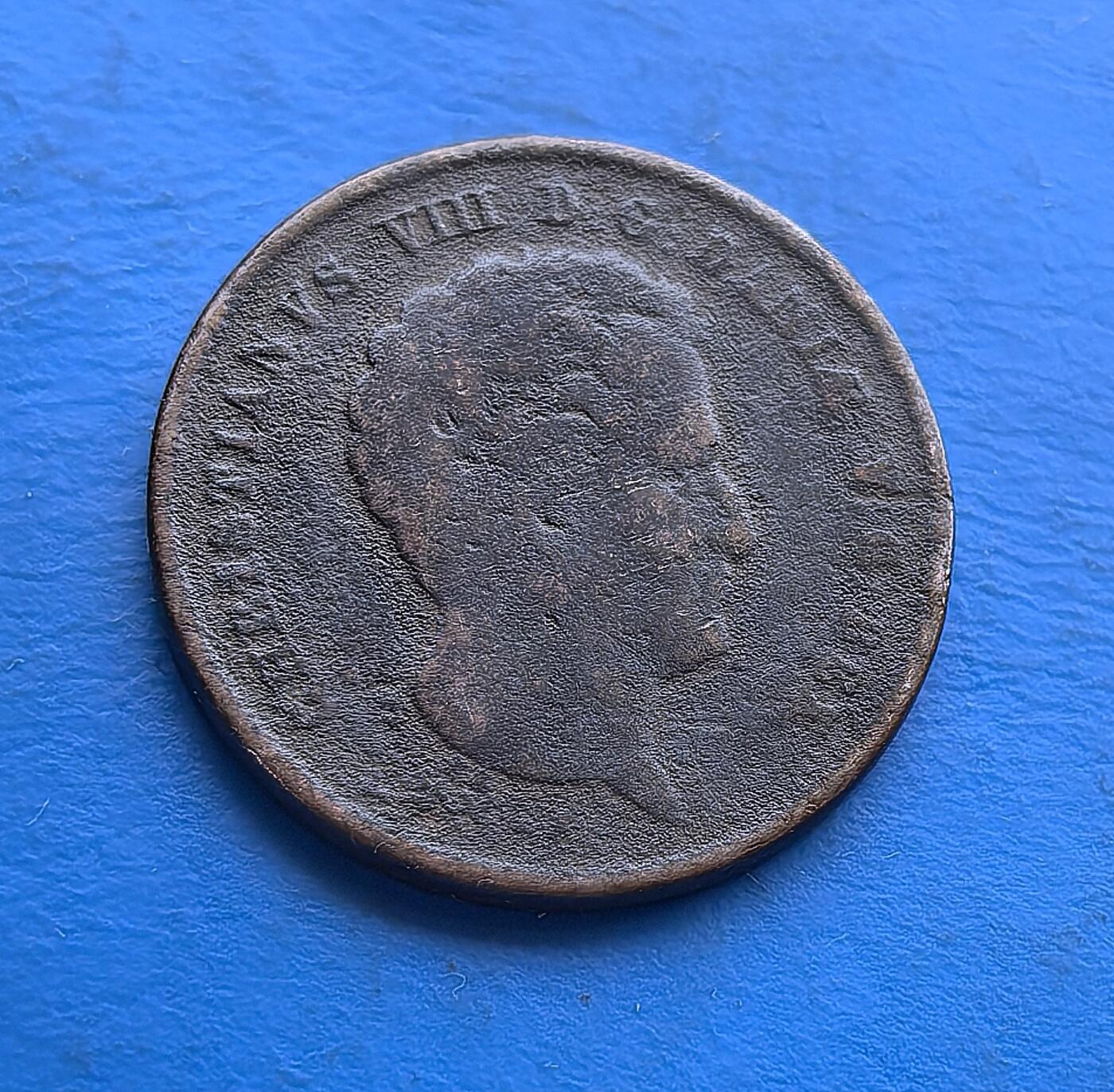 外国优质老铜币高银银币，周六九点倒数截拍，满百包邮，持续收拍 丹麦1842年1 里格斯银行先令铜币，铸于克里斯蒂安八世统治期。正面镌君主头像，背面皇冠伴权杖、农具（象征王权与农耕），铜质包浆厚重。见证 19 世纪北欧货币体系，融合王权与民生符号，是丹麦早期君主制钱币收藏的珍稀老币 。