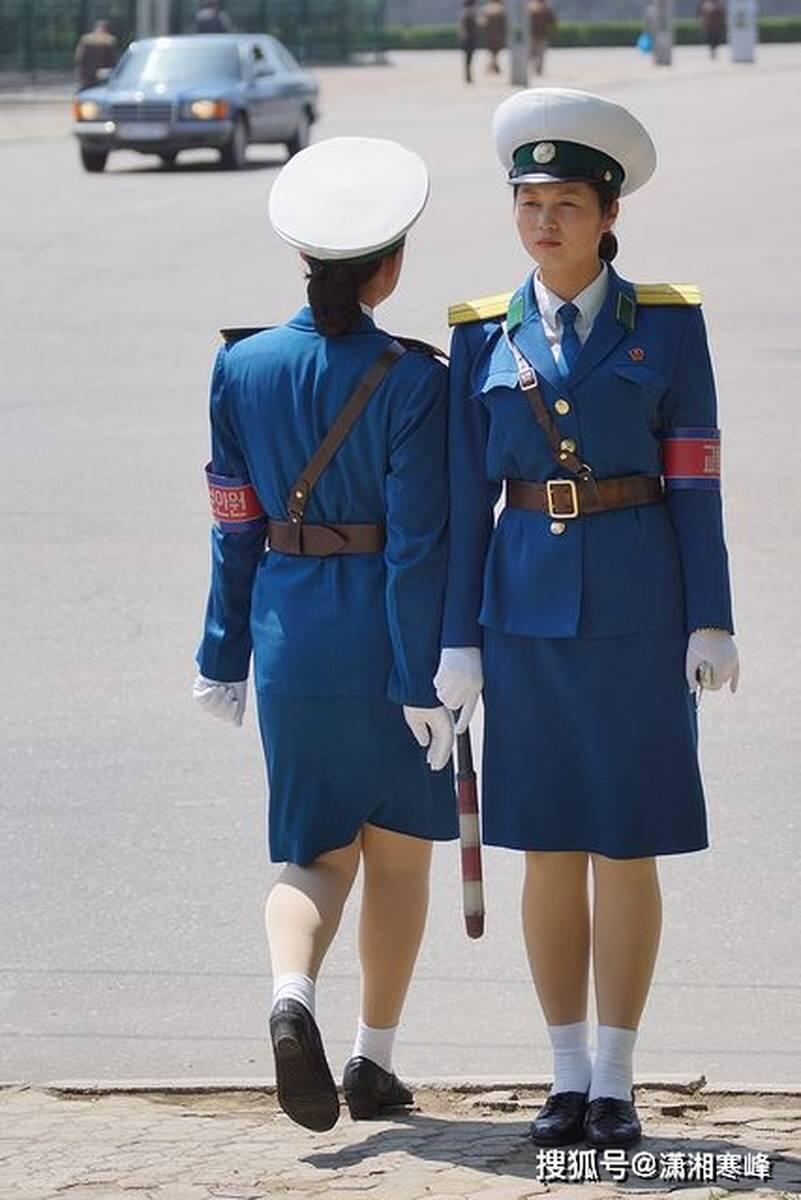 新时代收藏徽章红藏拍卖(第二十九场)  徽章纸品证书杂项 朝鲜社会安全军领章 朝鲜女交警照片中经常出现