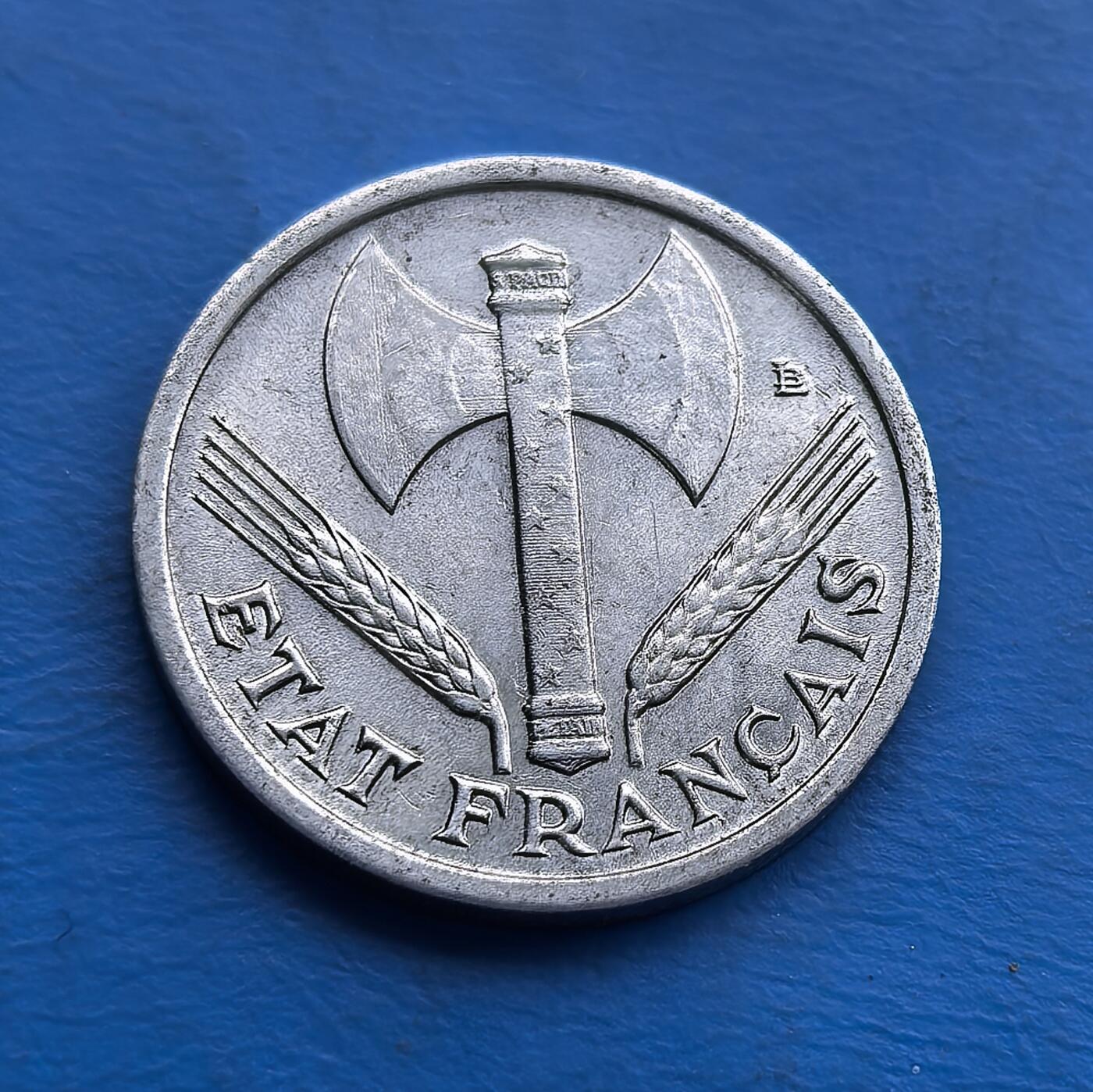 外国优质老铜币高银银币，周六九点倒数截拍，满百包邮，持续收拍 少见束棒星星清晰可见，1942 年维希法国 1 法郎币，铸于二战沦陷期。正面 “工作・家庭・祖国” 彰显政权意识形态，背面斧与麦穗（维希符号）。铝质包浆凝战时沧桑，承载被占区货币史与政治隐喻。作为二战特殊时期实物，亲民门槛，适配战争史藏家，解码法国战时复杂脉络 。