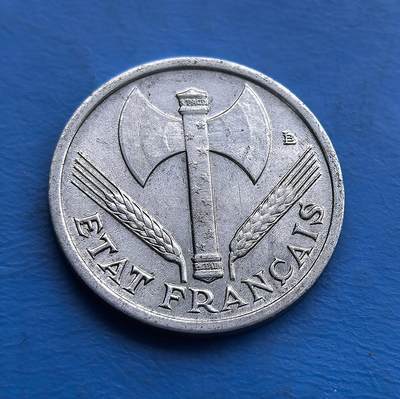 外国优质老铜币高银银币，周六九点倒数截拍，满百包邮，持续收拍 - 少见束棒星星清晰可见，1942 年维希法国 1 法郎币，铸于二战沦陷期。正面 “工作・家庭・祖国” 彰显政权意识形态，背面斧与麦穗（维希符号）。铝质包浆凝战时沧桑，承载被占区货币史与政治隐喻。作为二战特殊时期实物，亲民门槛，适配战争史藏家，解码法国战时复杂脉络 。