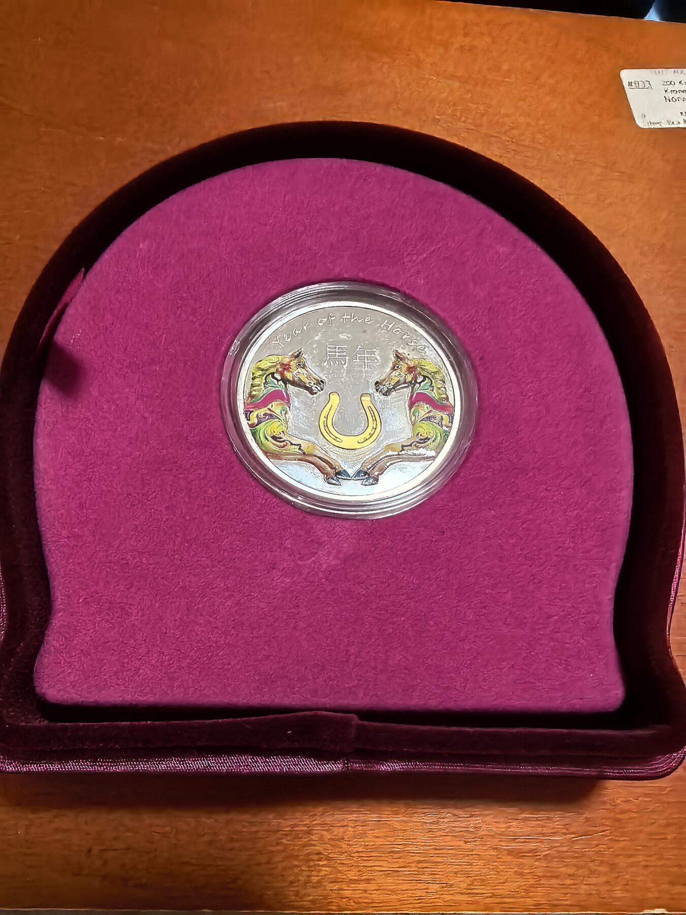 长老汇蛇年精选第八十七场拍卖 2014纽埃马年彩色精制银币，16.81克925银，盒证全，马蹄形盒