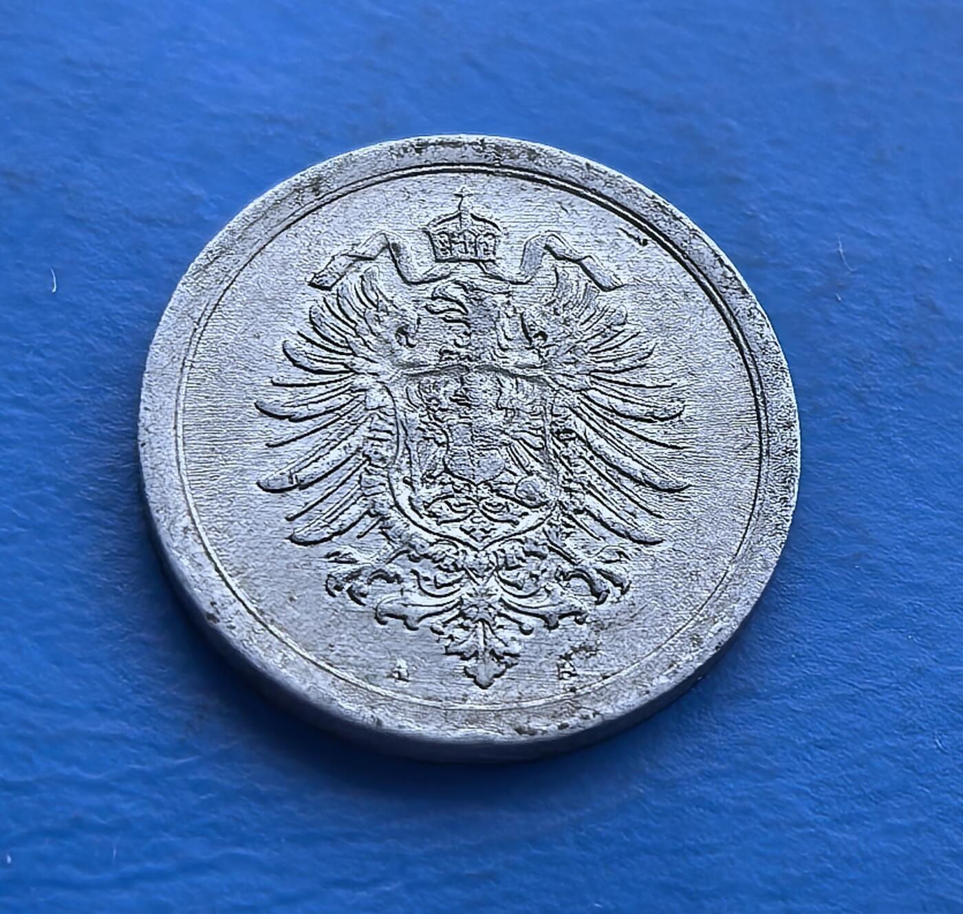 外国优质老铜币高银银币，周六九点倒数截拍，满百包邮，持续收拍 德国 1917 年1 芬尼，铸于德意志帝国一战末期。战时资源匮乏，正面帝国鹰徽（王权象征），背面标面额与年份。见证一战对货币的冲击，承载战争年代社会脉络。虽经岁月磨损，仍留存帝国时代印记，是解码德国一战史、帝国币制的亲民标本，适配军事史与欧洲古币藏家 。