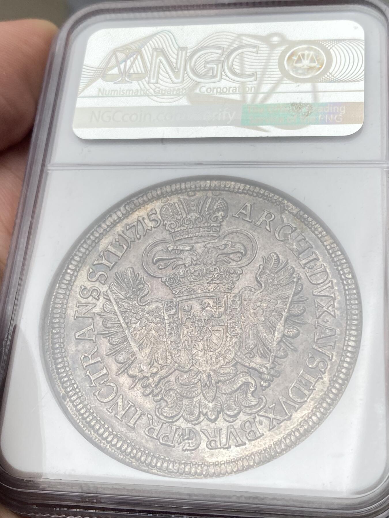 万国钱币拍卖第058期（万国新年大拍） NGC MS62 1715/12年神圣罗马帝国匈牙利卡尔六世双头鹰大泰勒 罕见骑字年份 NGC唯一评论记录冠军分 特兰西瓦尼亚造币厂铸 极为罕见的珍惜神罗泰勒品种 卡尔六世半身像设计仅使用2年 充满光泽的欧陆油彩包浆在币面闪闪发光 双面深打细节完整保留 十几年前HA非骑字年份63分的成交价就超过6000美金 错过难寻的顶级收藏品质