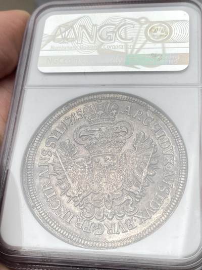 万国钱币拍卖第058期（万国新年大拍） NGC MS62 1715/12年神圣罗马帝国匈牙利卡尔六世双头鹰大泰勒 罕见骑字年份 NGC唯一评论记录冠军分 特兰西瓦尼亚造币厂铸 极为罕见的珍惜神罗泰勒品种 卡尔六世半身像设计仅使用2年 充满光泽的欧陆油彩包浆在币面闪闪发光 双面深打细节完整保留 十几年前HA非骑字年份63分的成交价就超过6000美金 错过难寻的顶级收藏品质