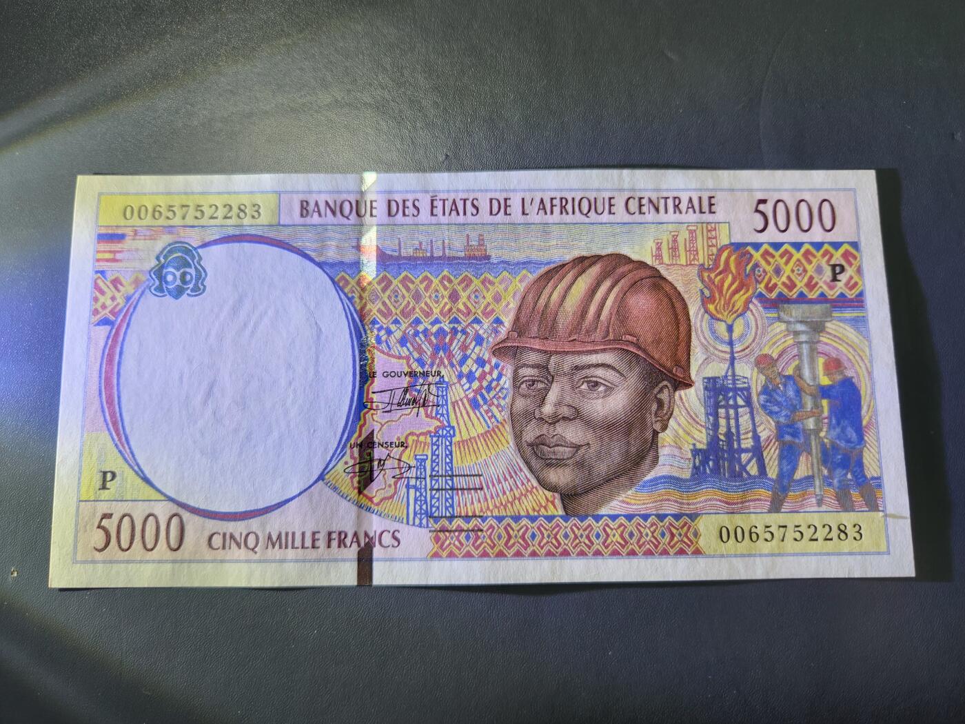 12月24号晚上8点 外国纸币自动截拍第76场 中非共同体2000年5000法郎 字母P 乍得 国家银行大楼 几乎全新