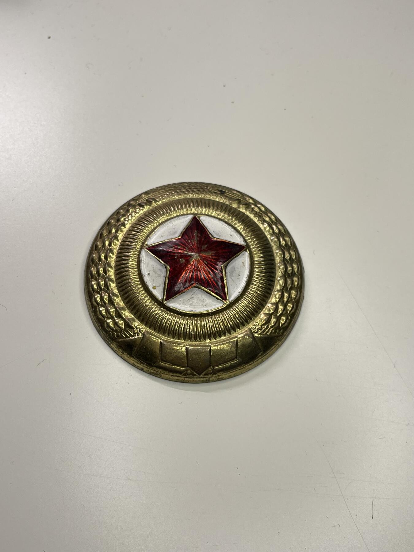 新时代收藏徽章红藏拍卖(第二十九场)  徽章纸品证书杂项 朝鲜超大徽章一个 和手一样大