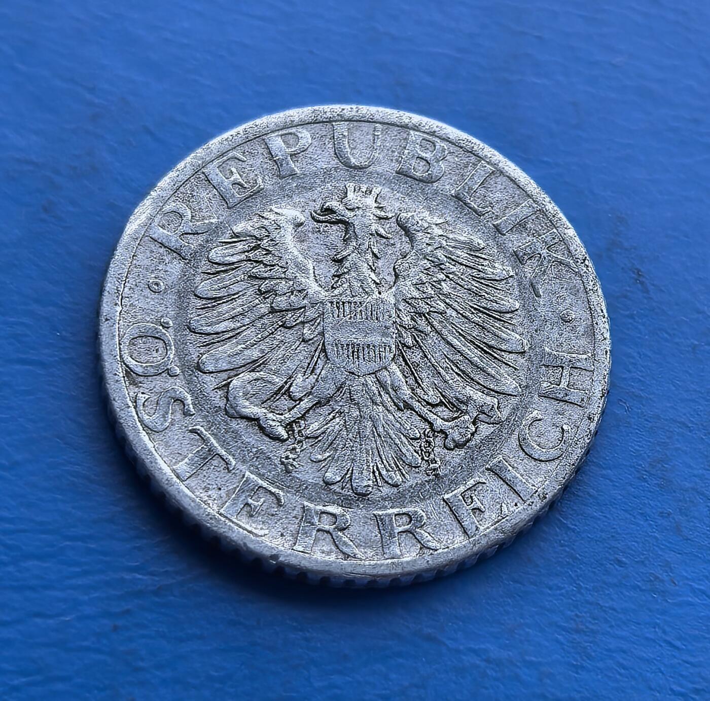 外国优质老铜币高银银币，周六九点倒数截拍，满百包邮，持续收拍 奥地利1947 年 50 格罗申，属第二共和国战后首批发行。正面共和国鹰徽（爪握断链，象征挣脱枷锁），背面麦穗环护面额，凝萃战后重生符号。铝质包浆藏岁月，见证奥地利从废墟到复兴的转折。承载国家主权重建记忆，是中欧战后货币史的亲民标本，适配欧洲币藏与近代史爱好者，解码战火后的重生脉络 。