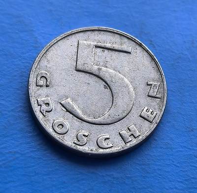 外国优质老铜币高银银币，周六九点倒数截拍，满百包邮，持续收拍 - 奥地利1931 年 5 格罗申币，铸于第一共和国大萧条时期。正面十字纹（Cross Potent）凝萃本土符号，背面极简数字彰显现代设计风格。铜镍质地，百年包浆留存岁月痕迹，见证中欧经济动荡。作为欧洲小众币，亲民门槛即可填补奥地利币藏空白，解码共和时代货币脉络与设计美学 。